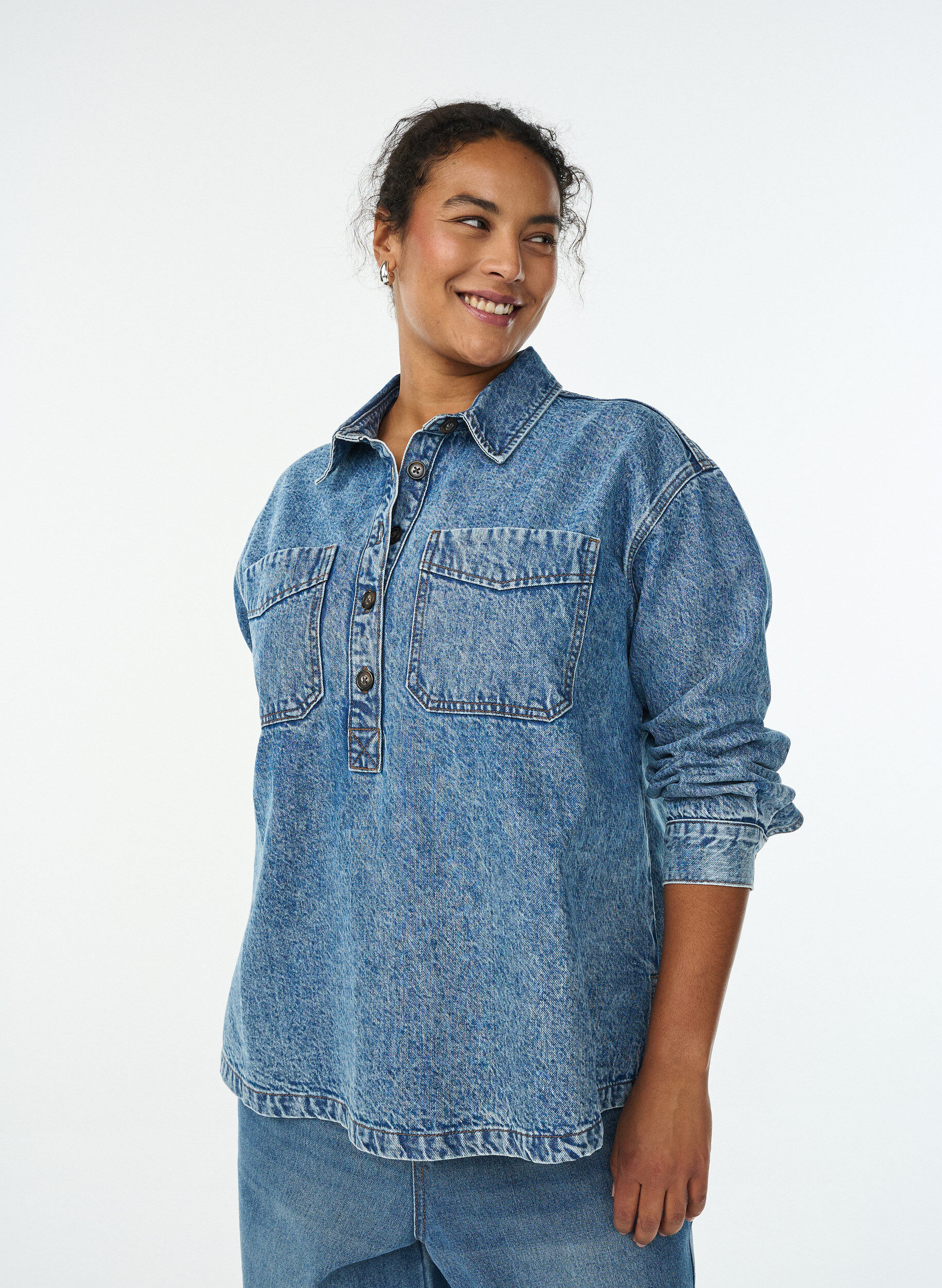 Chemise en jean avec demi-patte de boutonnage et poches poitrine, Bleu Clair, Model