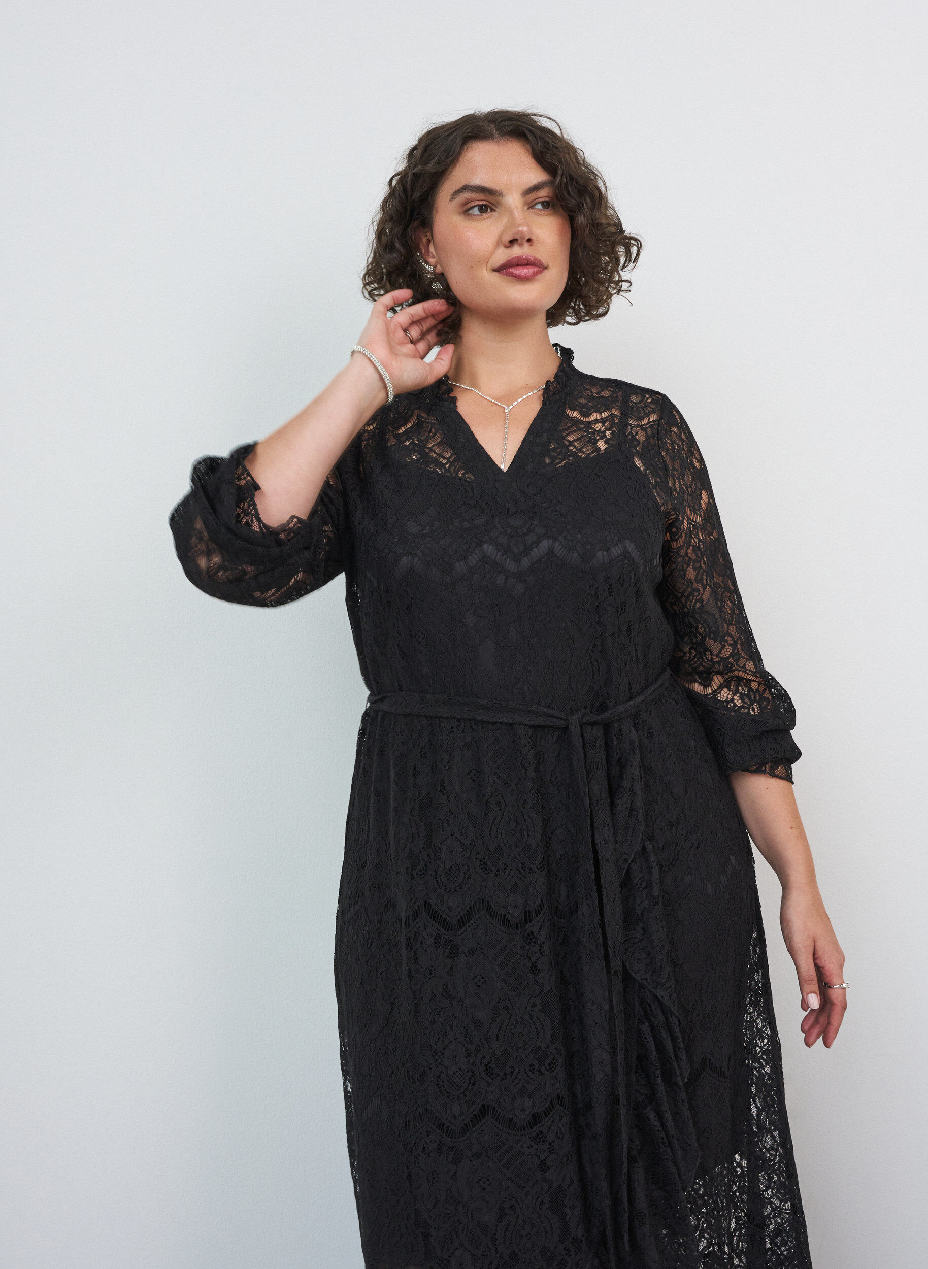 ZizziRobe en dentelle avec jupe portefeuille et volants, Noir, Model image number 2
