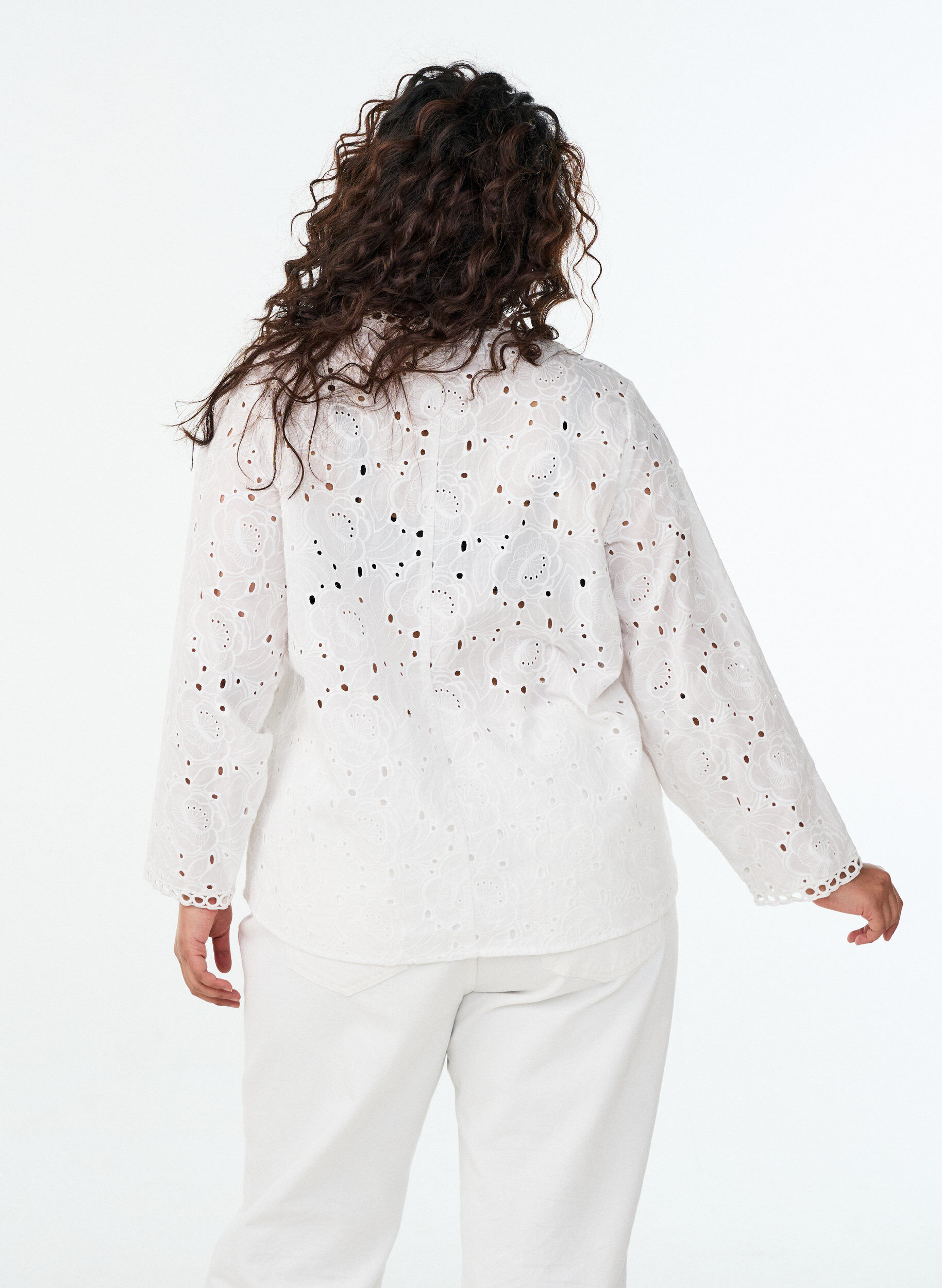 Zizzi Blouse en coton &agrave; manches longues avec broderie anglaise, Blanc, Model image number 2