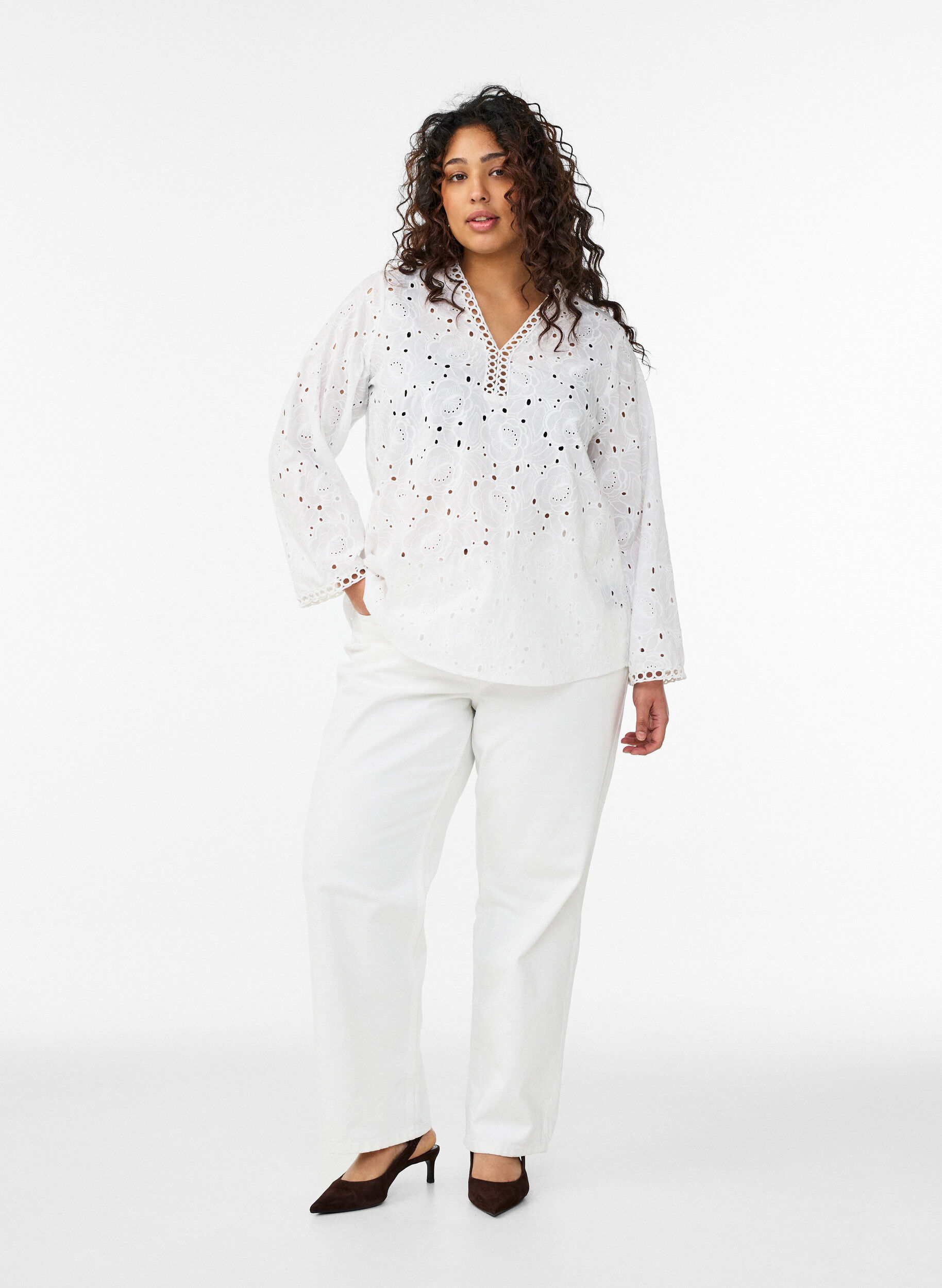 Zizzi Blouse en coton &agrave; manches longues avec broderie anglaise, Blanc, Model image number 1