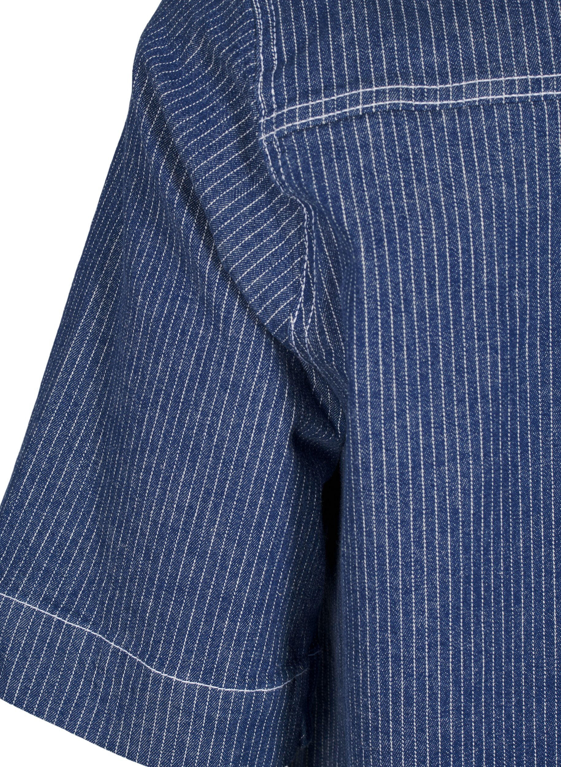 Zizzi Robe en denim &agrave; rayures avec poches poitrine, Blue Denim Stripe, Packshot image number 3