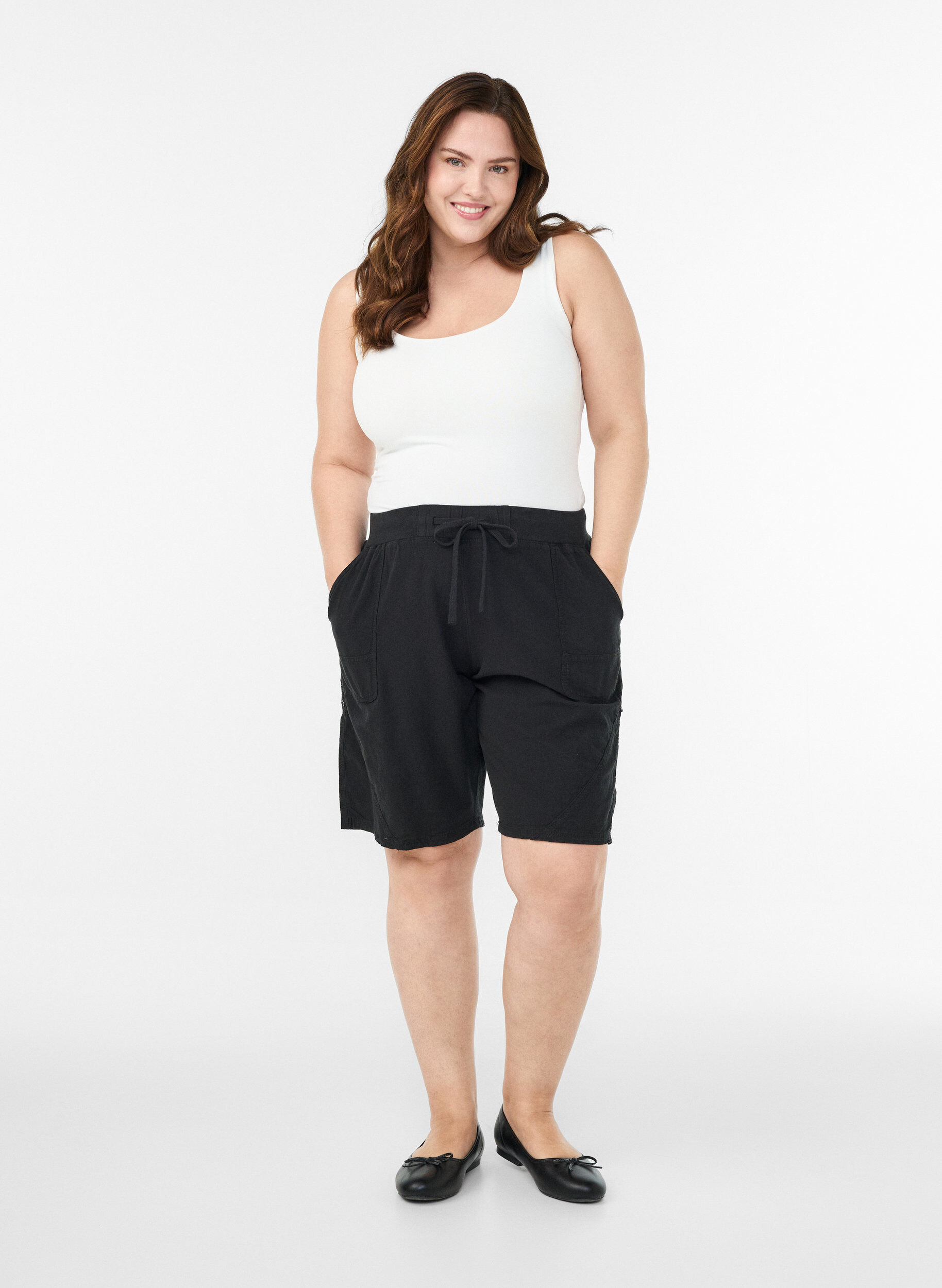 ZizziLosse katoenen short met zakken, Zwart, Model image number 1