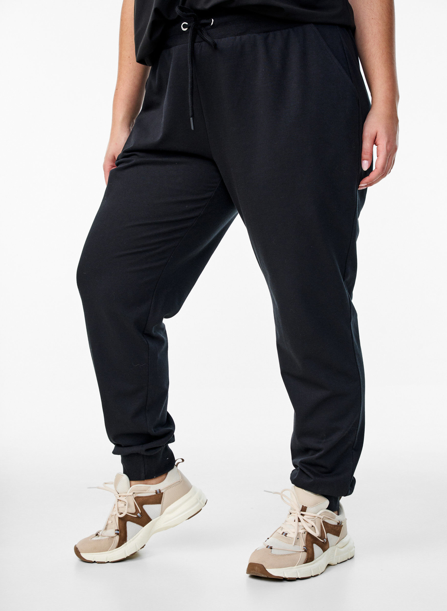 Losse trainingsbroek met zakken, Zwart, Model