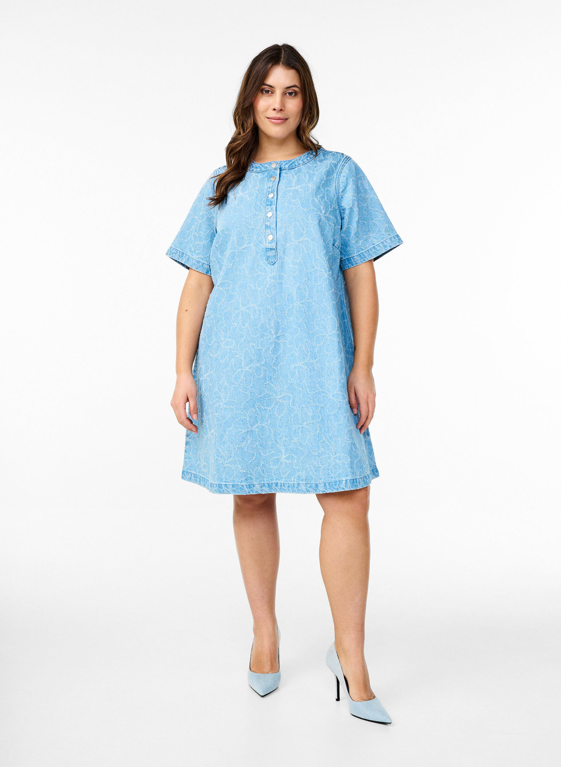 Zizzi Robe courte en denim avec une coupe trap&egrave;ze et un motif &agrave; n&oelig;uds, Bleu Clair, Model image number 1