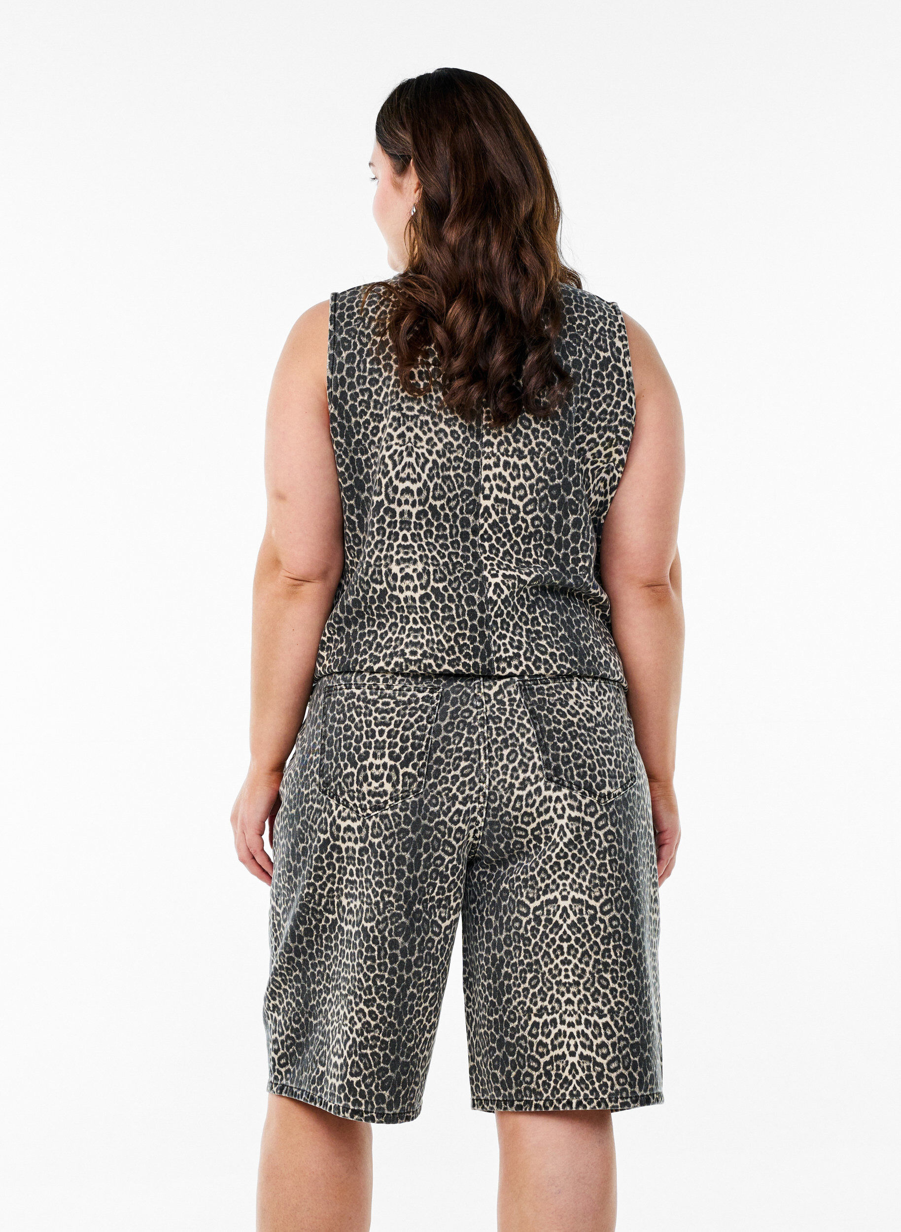 Zizzi Bermuda en jean avec imprim&eacute; l&eacute;opard, Marron, Model image number 1