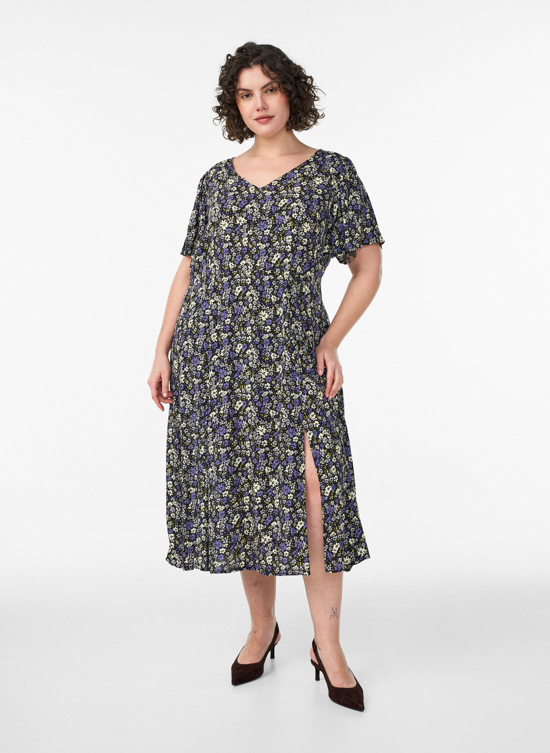 Zizzi Robe midi en viscose &agrave; imprim&eacute; floral, Noir, Model image number 0