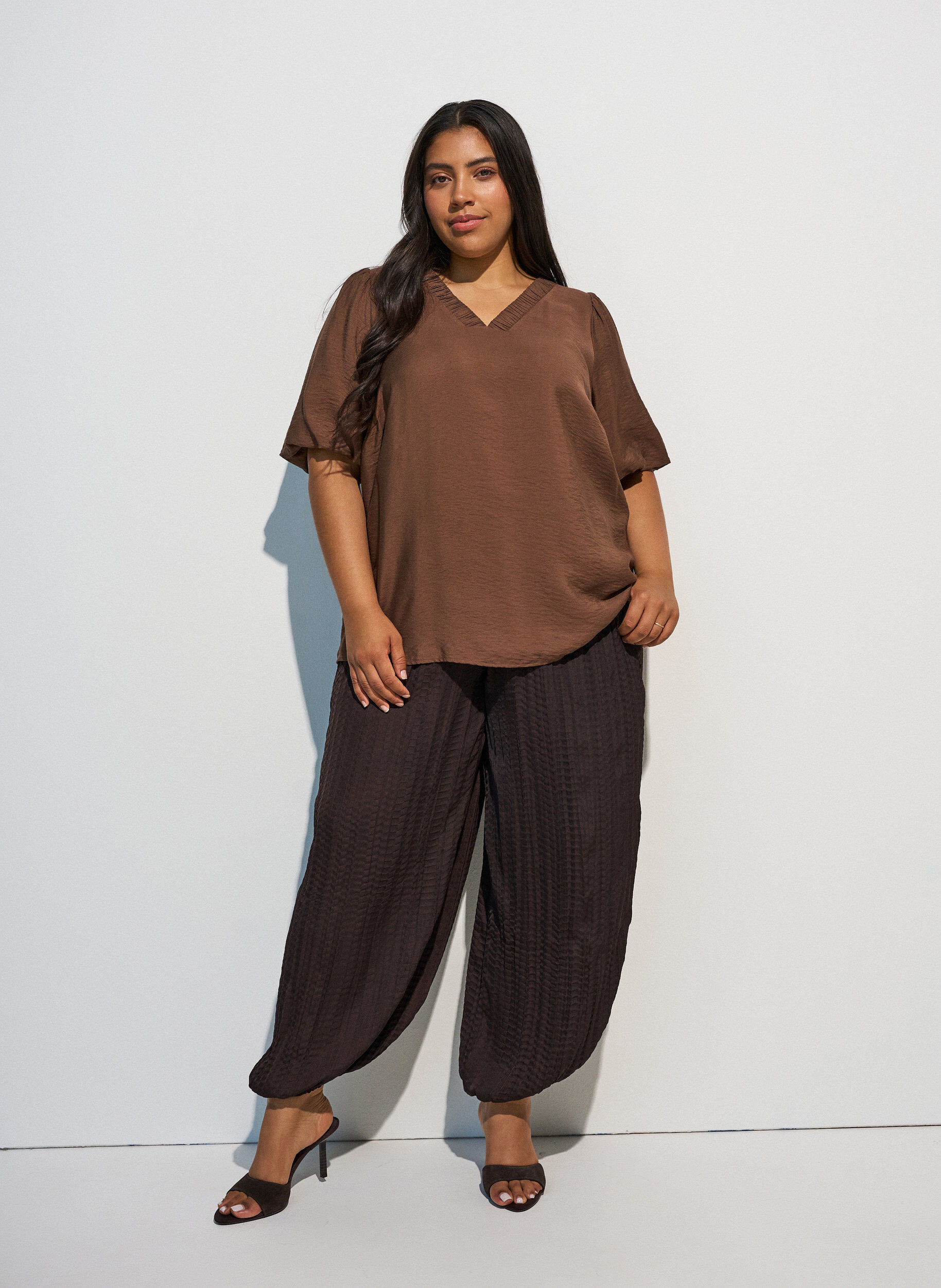 ZizziBlouse met ballonnenmouwen en V-hals, Bruin, Model image number 1