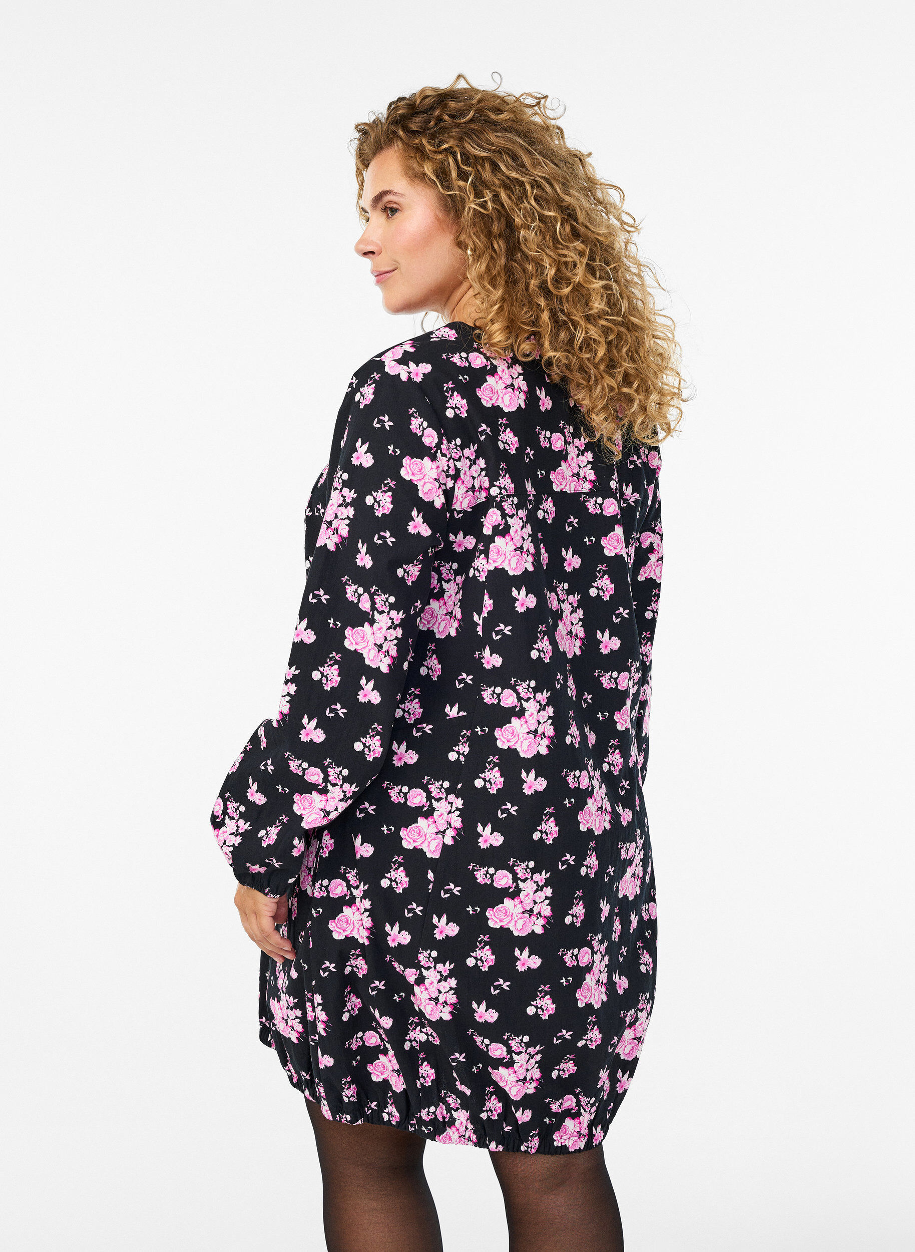 Zizzi Robe courte en coton avec un ourlet &eacute;lastique et des manches longues, Noir, Model image number 2