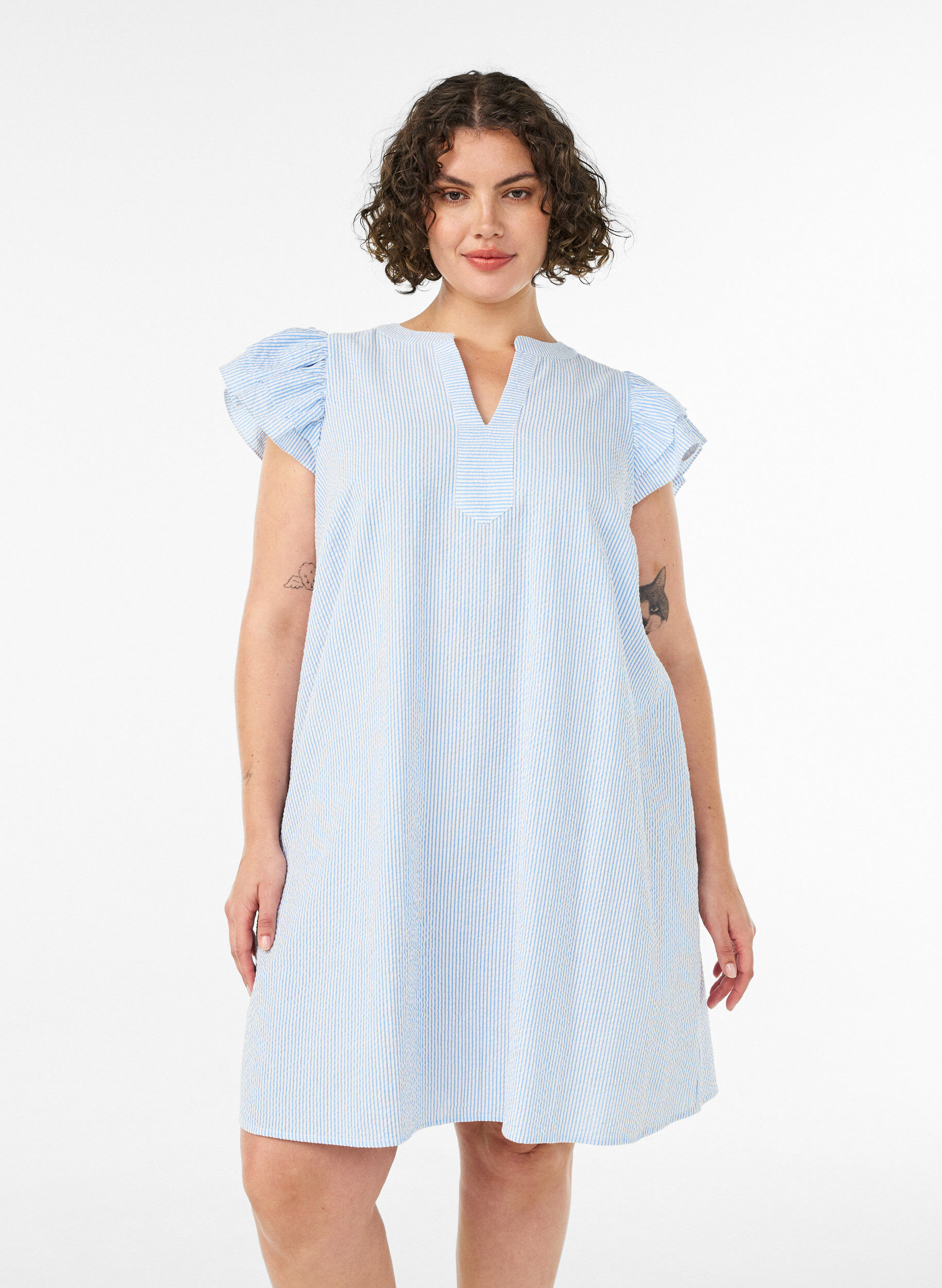 Robe ray&eacute;e en coton avec volants et coupe &eacute;vas&eacute;e, Bleu Clair, Model
