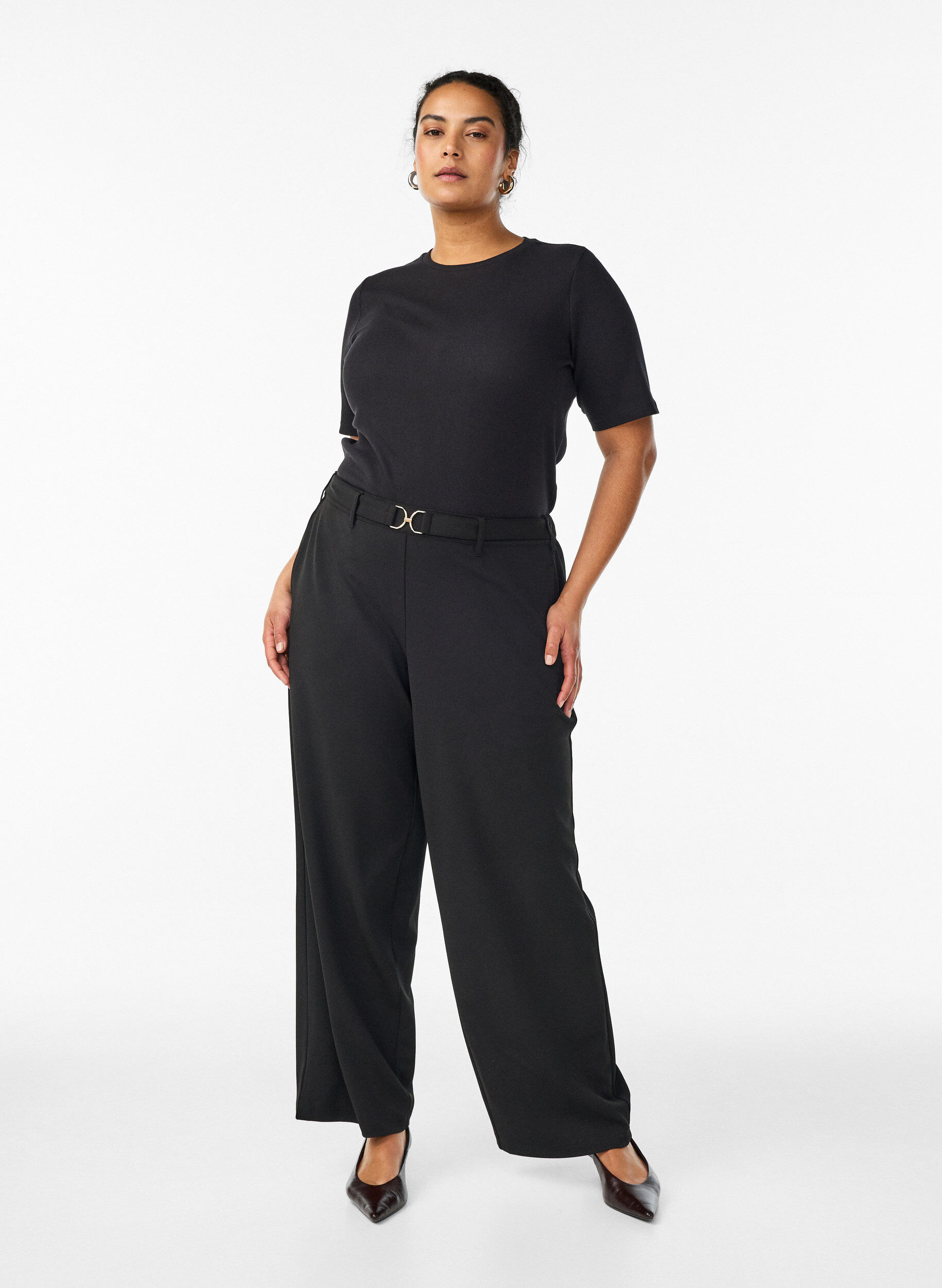 Zizzi Pantalon taille haute avec ceinture et boucle dor&eacute;e, Noir, Model image number 0