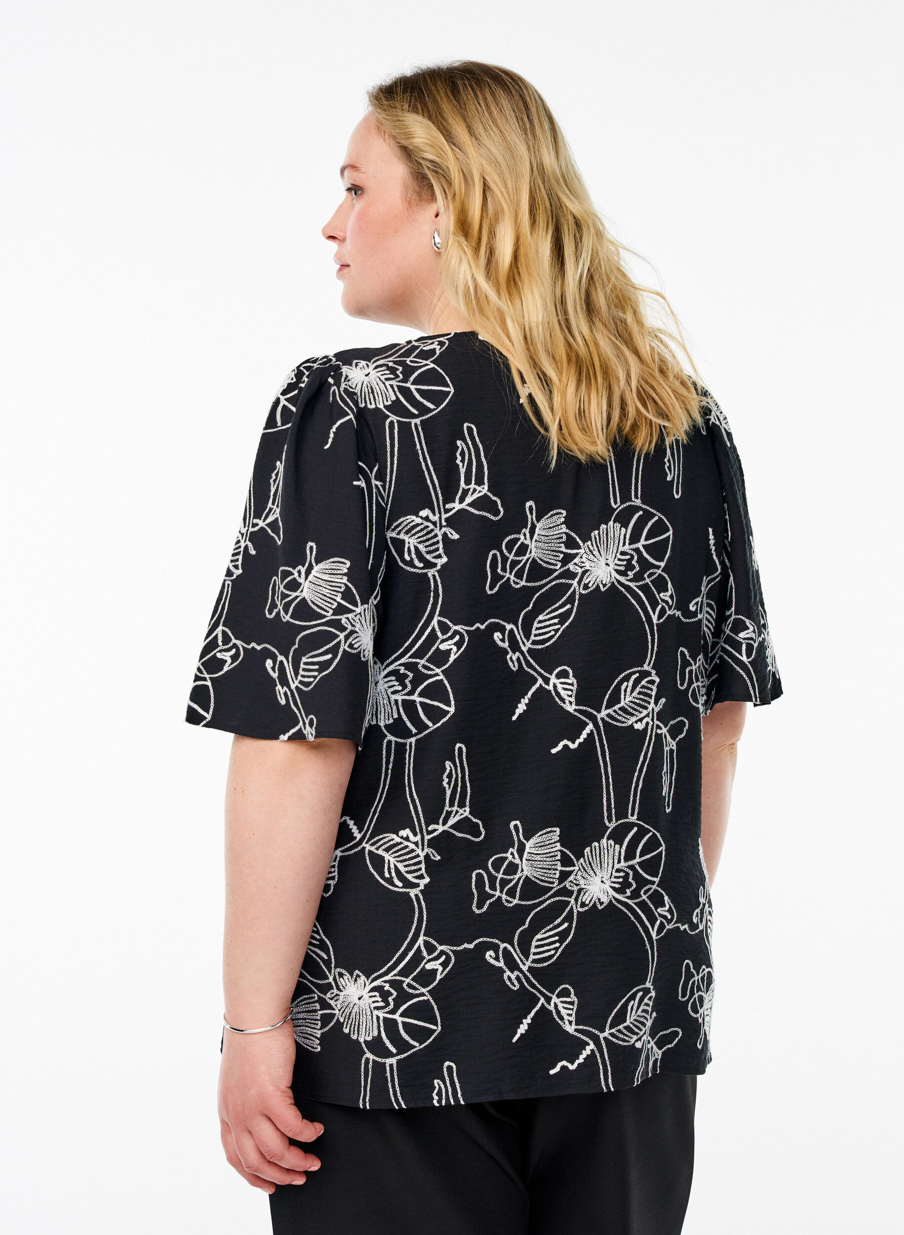 ZizziBlouse met korte mouwen en geborduurd patroon, Zwart, Model image number 2