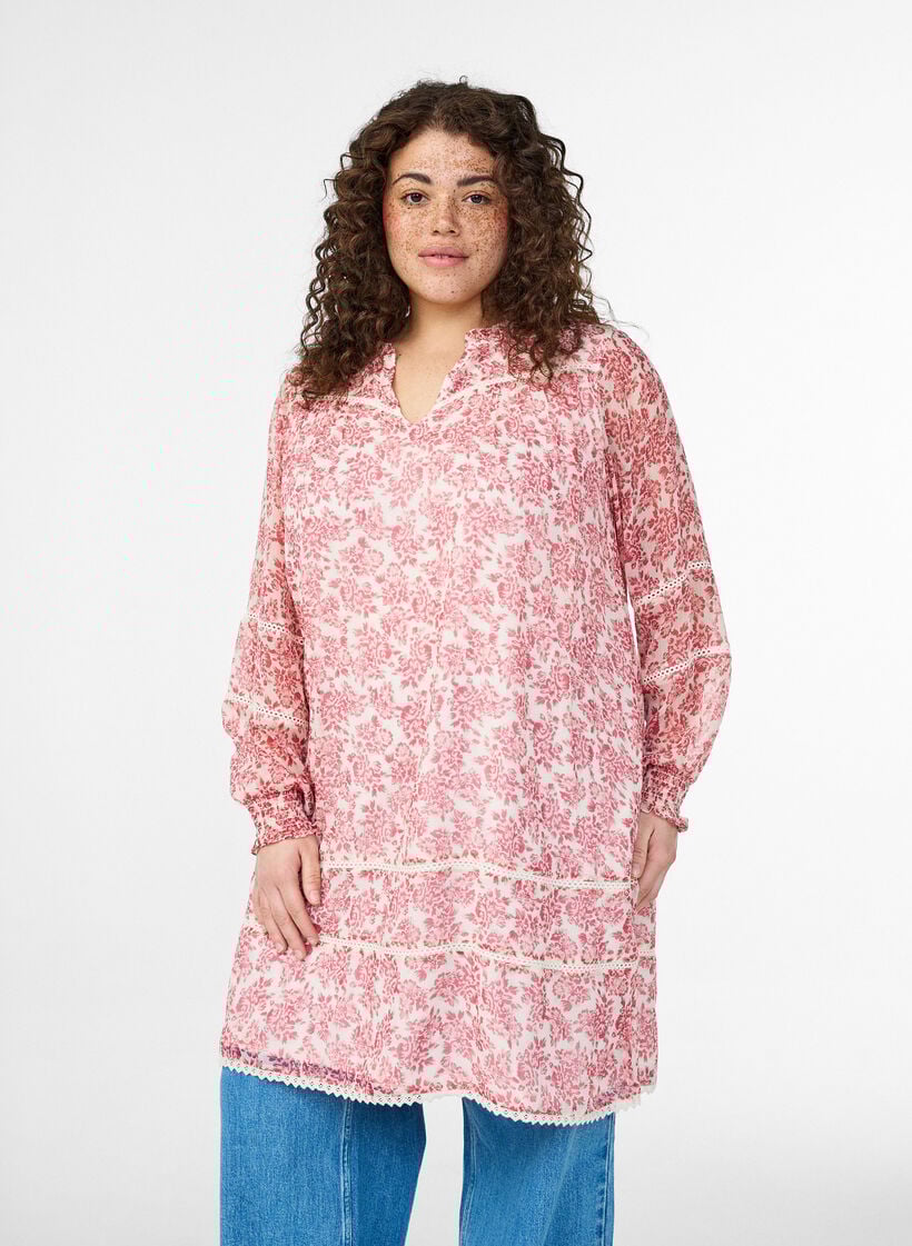 Korte chiffonjurk met gehaakte details, Roze, Model