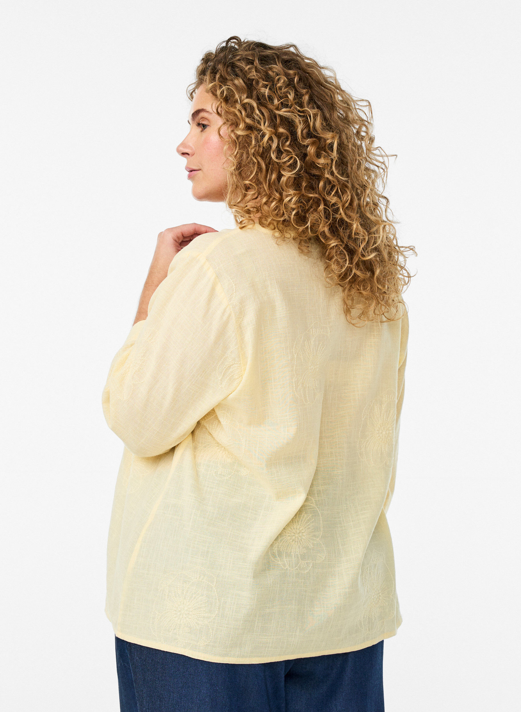 Zizzi Blouse en coton avec d&eacute;tails brod&eacute;s et manches 3/4, Jaune clair, Model image number 2