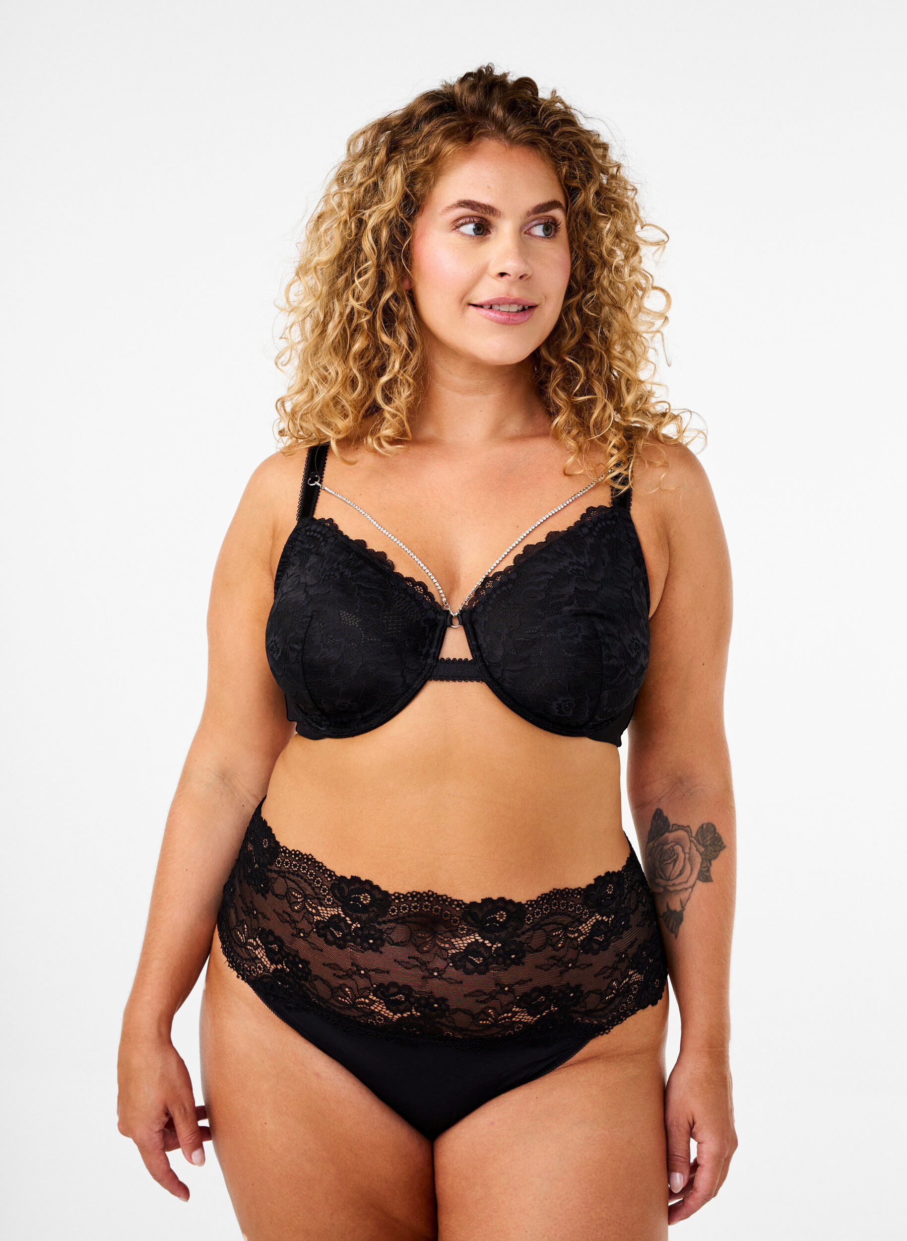 Zizzi Soutien-gorge couvrant en dentelle avec d&eacute;tail cha&icirc;ne, Black, Model image number 3