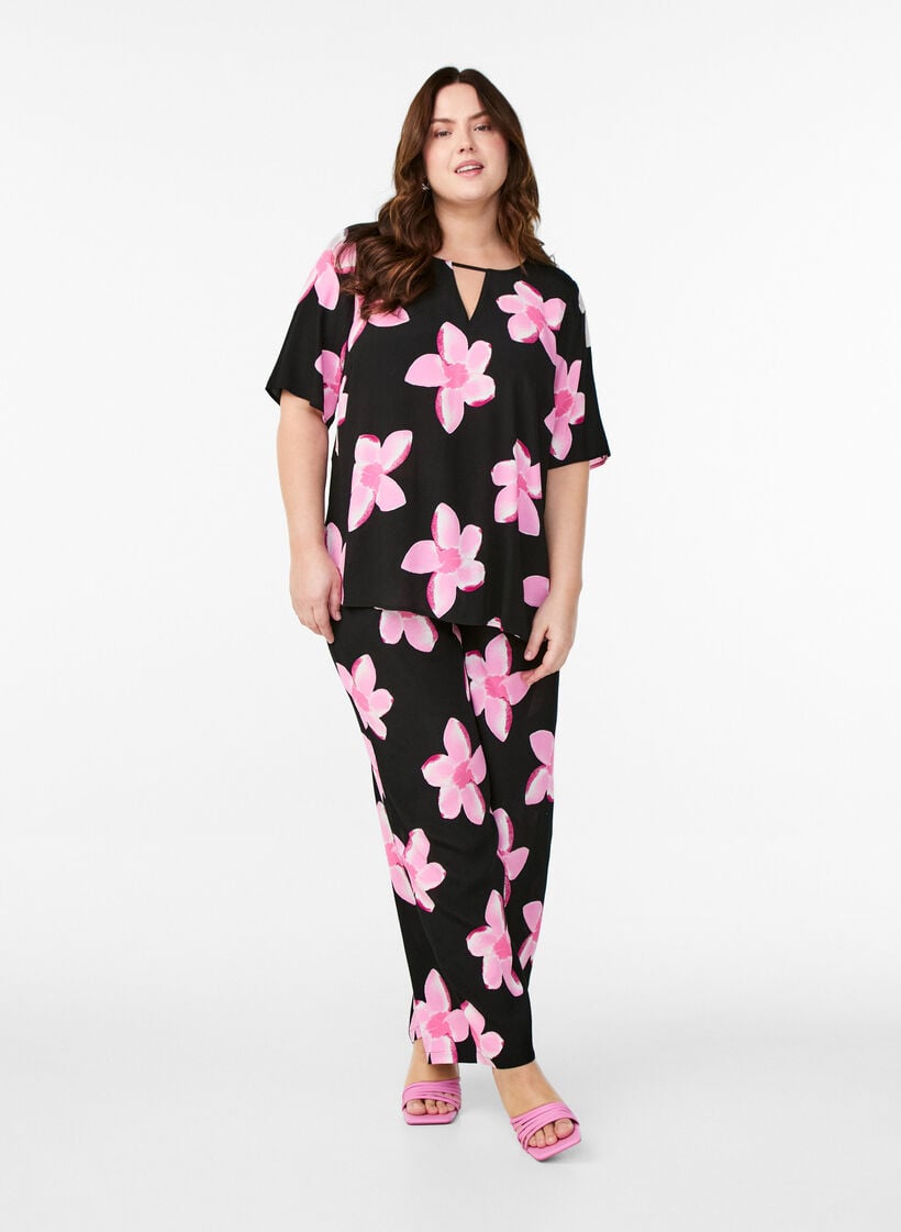 Pantalon ample en viscose avec imprim&eacute;, Noir, Model image number 0