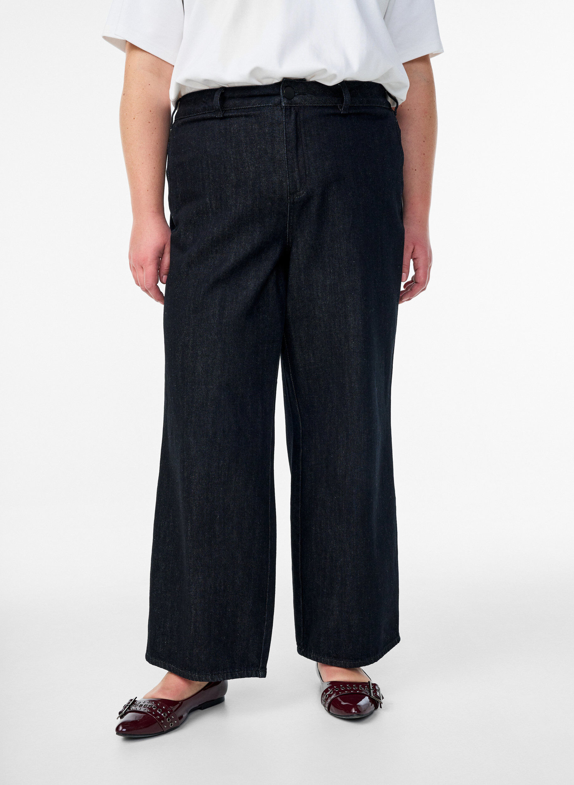 Zizzi Jean coupe large avec un int&eacute;rieur doux et bross&eacute;, Noir, Model image number 2
