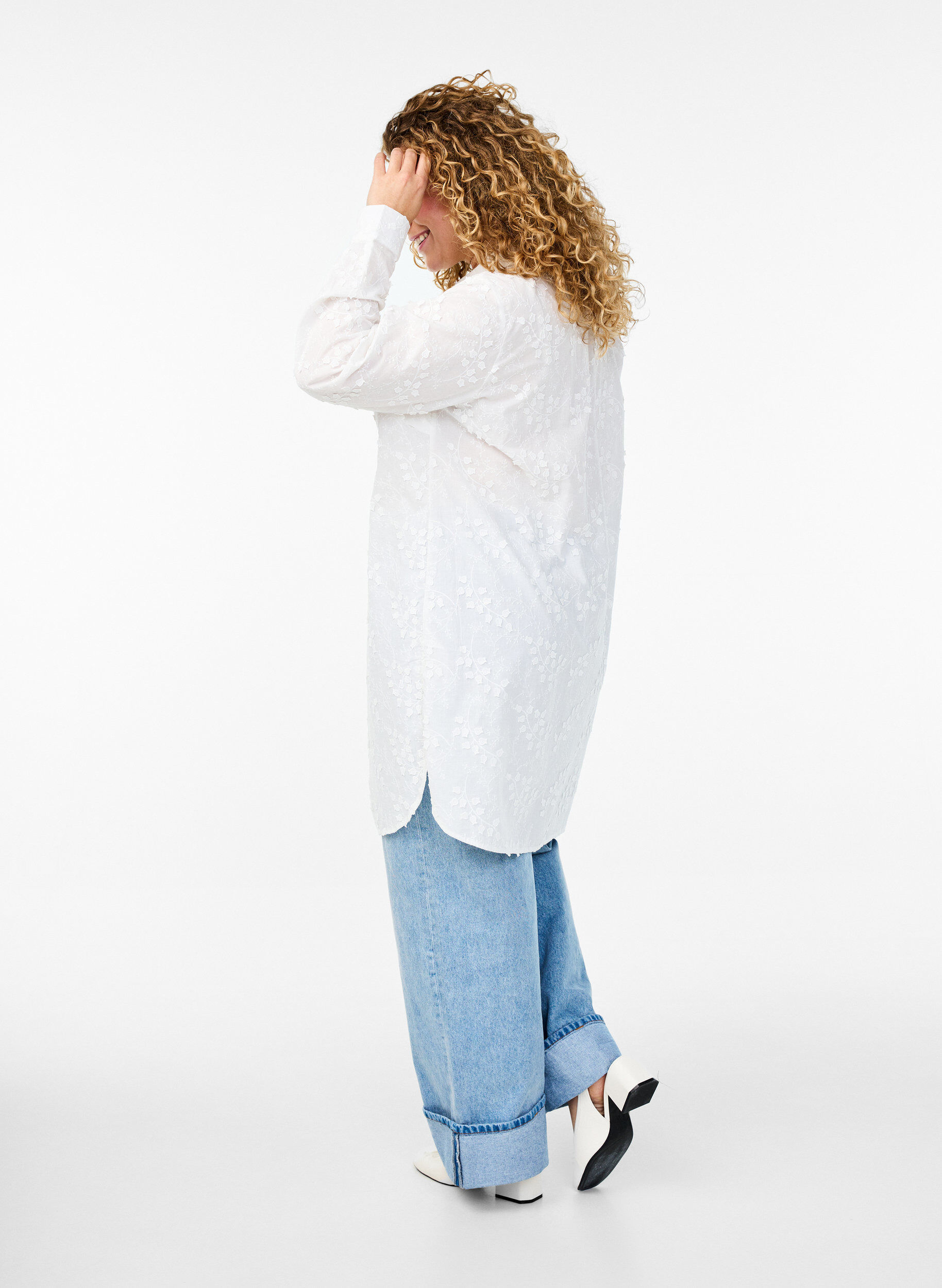 Zizzi Robe chemise avec fleurs brod&eacute;es, Blanc, Model image number 2