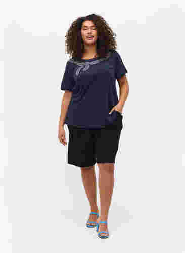 Bermuda en viscose avec poches, Black, Model image number 2