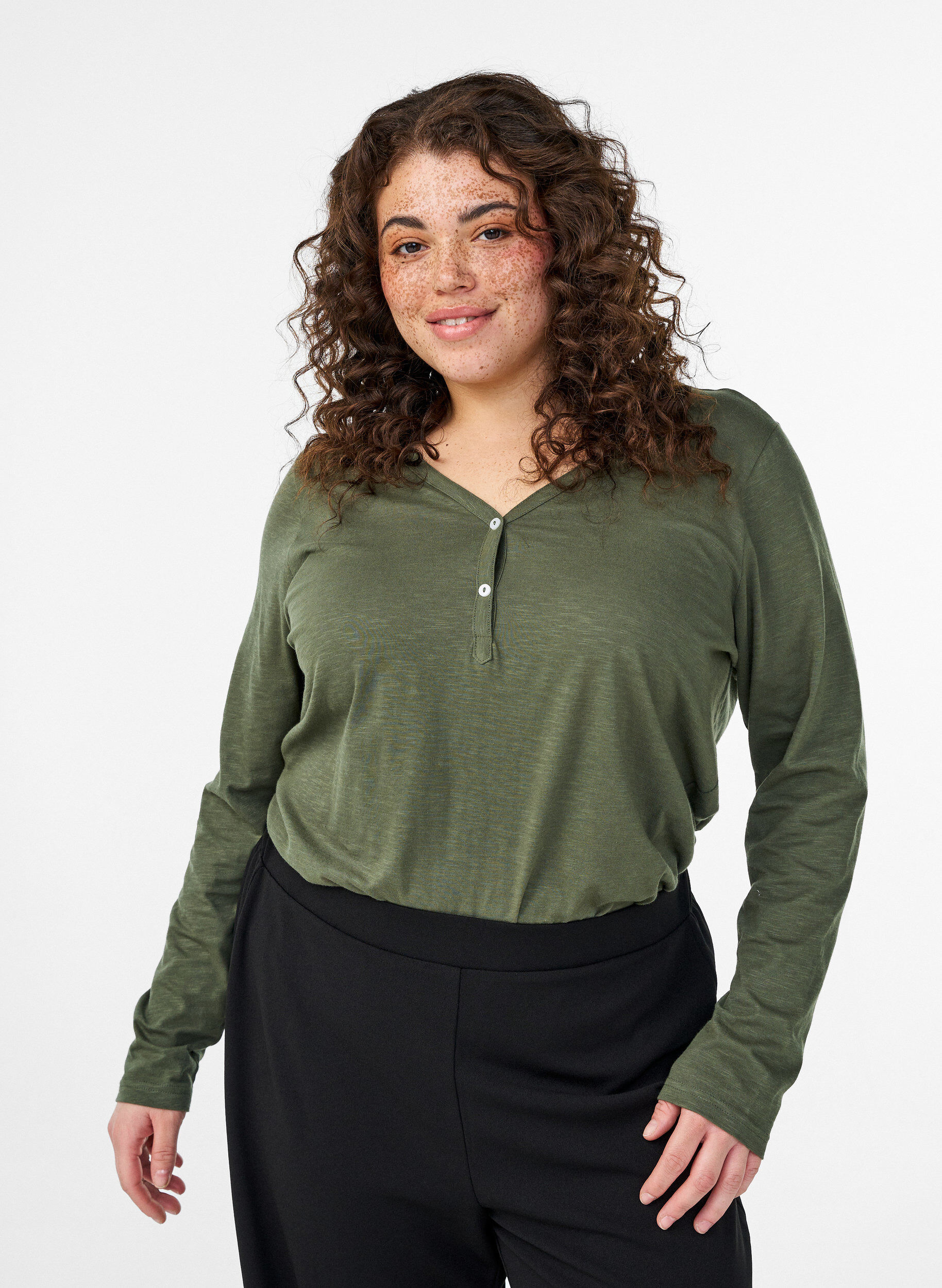 T-shirt &agrave; manches longues avec col V et boutons, Vert, Model