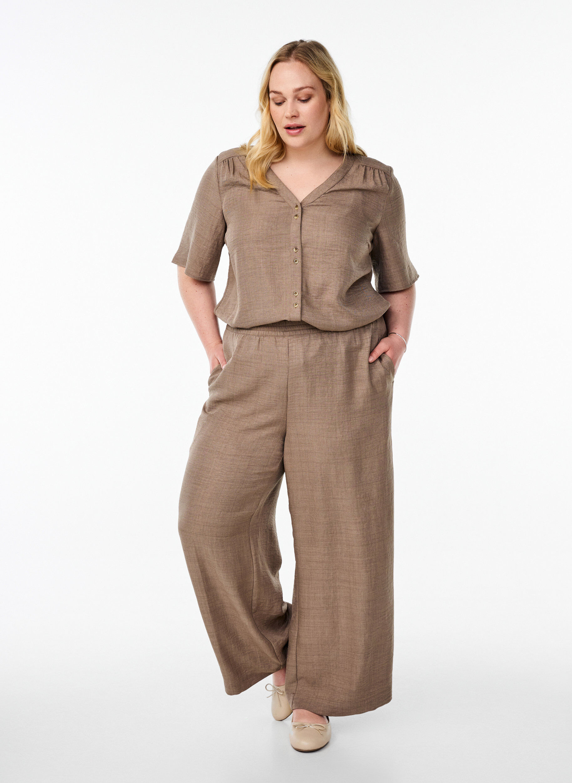 Pantalon ample avec ceinture &eacute;lastique et poches, Marron, Model
