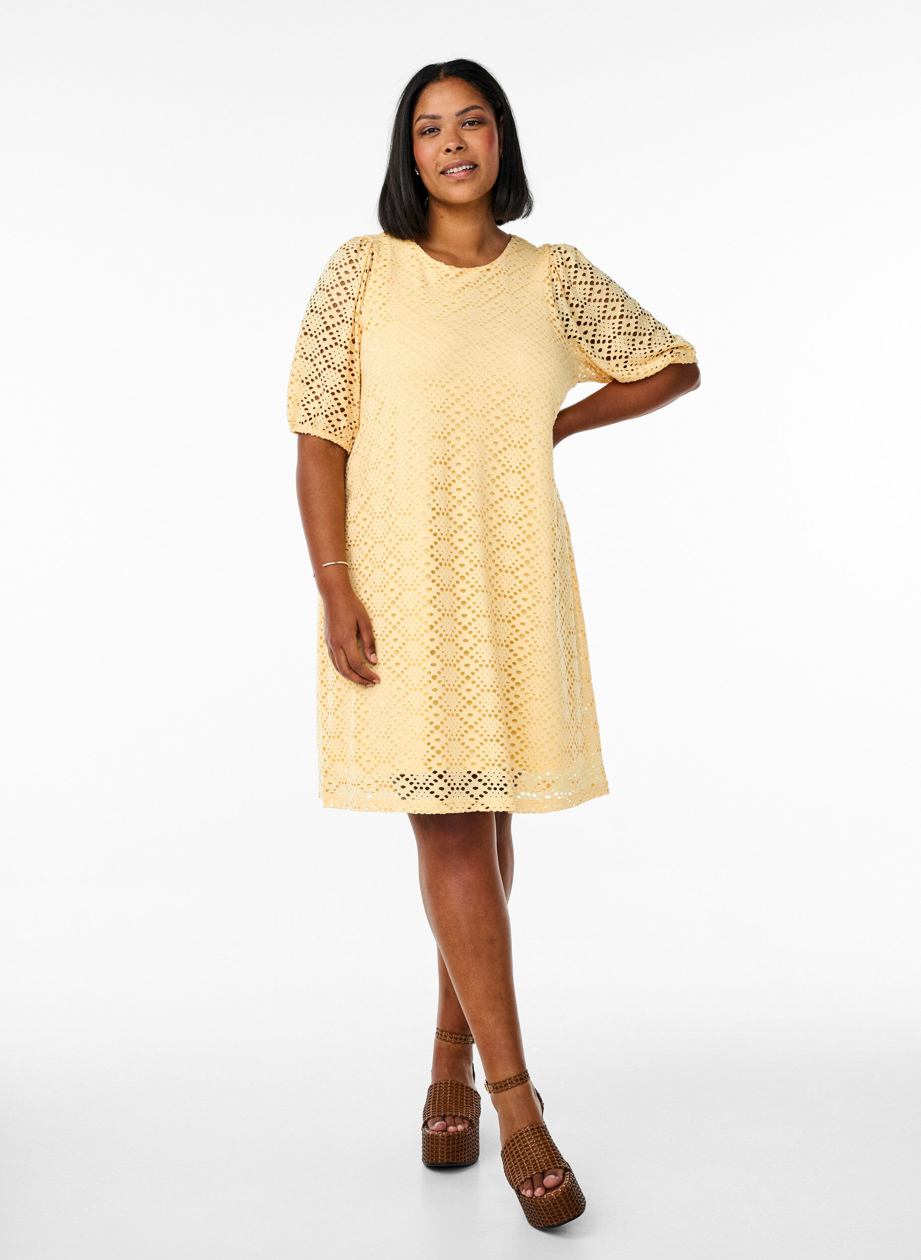 Zizzi Robe mi-longue avec motif ajour&eacute; et manches courtes, Jaune clair, Model image number 1