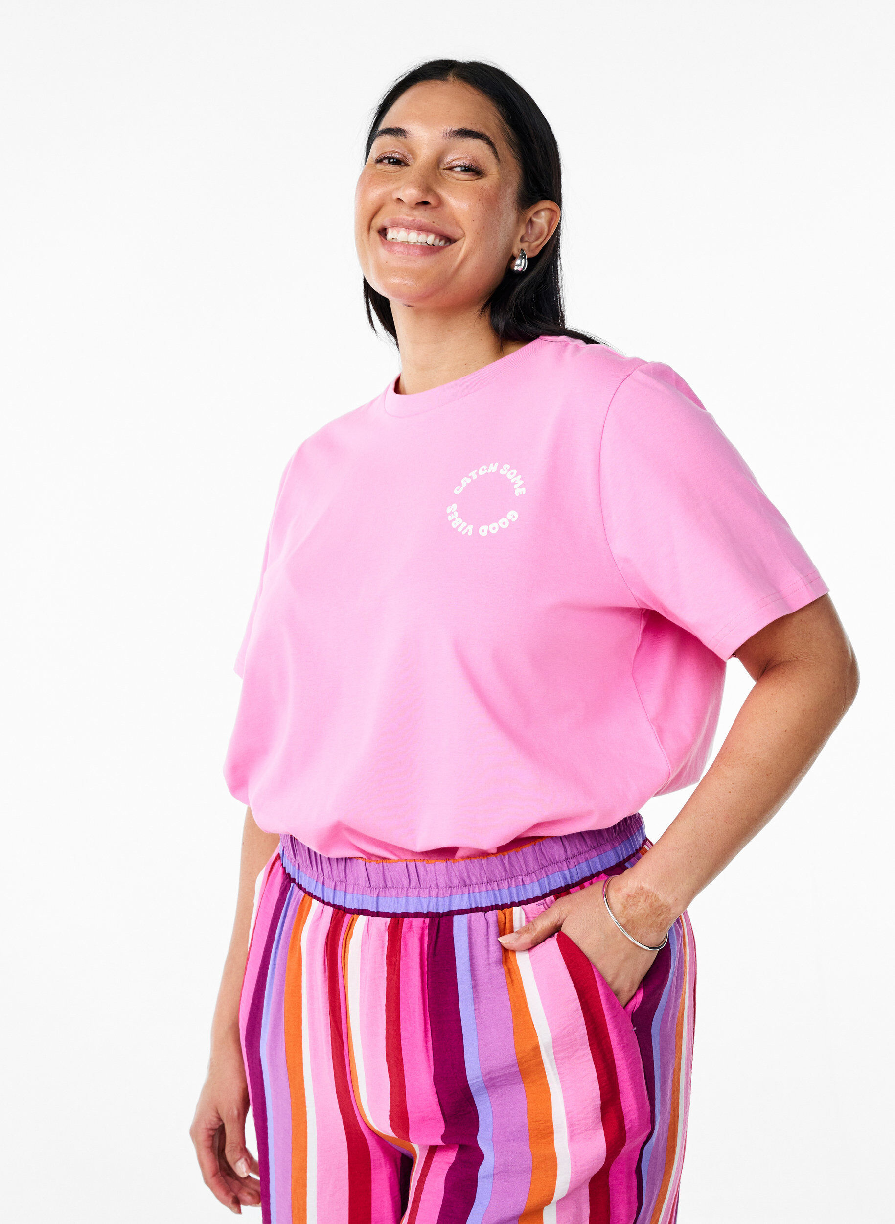 Zizzi T-shirt en coton biologique avec motif de texte, Rose, Model image number 2