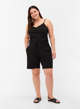Short de couleur unie avec poches, Black, Model image number 3