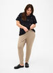 Korte broek met zakken, Beige, Model image number 0