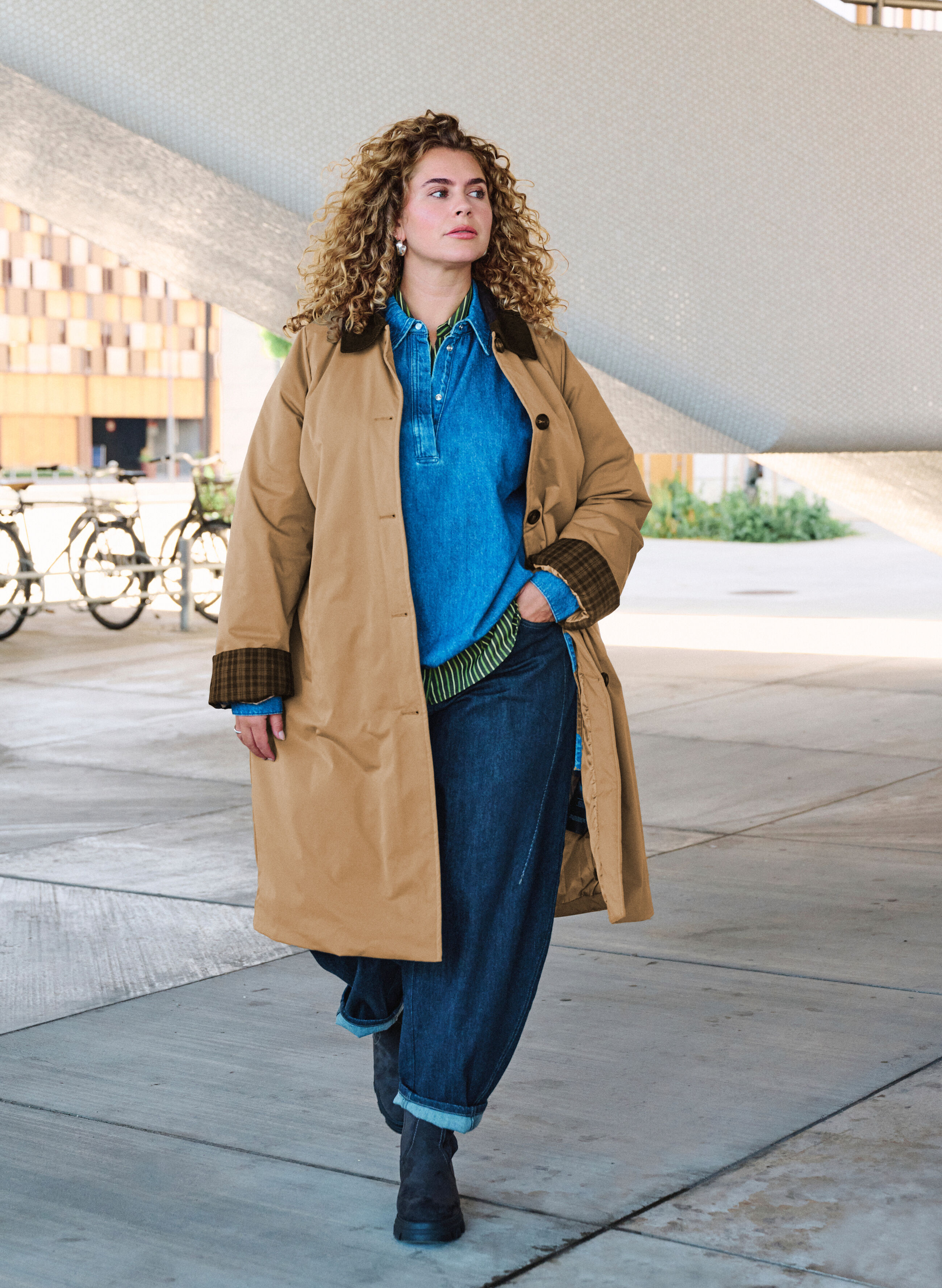 ZizziDenim d&eacute;contract&eacute; avec du caract&egrave;re, , Model