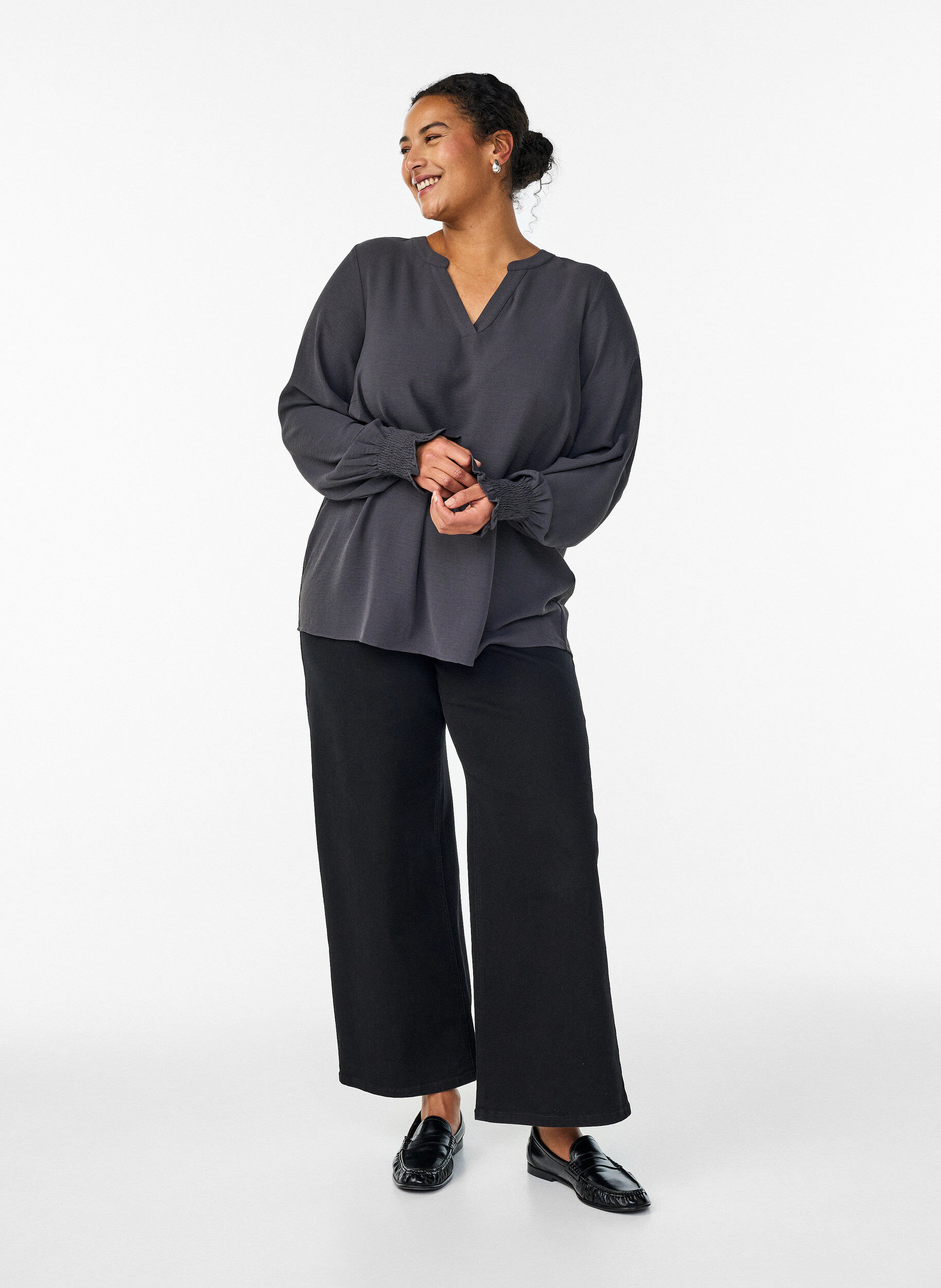 ZizziBlouse avec poignets smock&eacute;s et col en V, Gris anthracite, Model image number 1