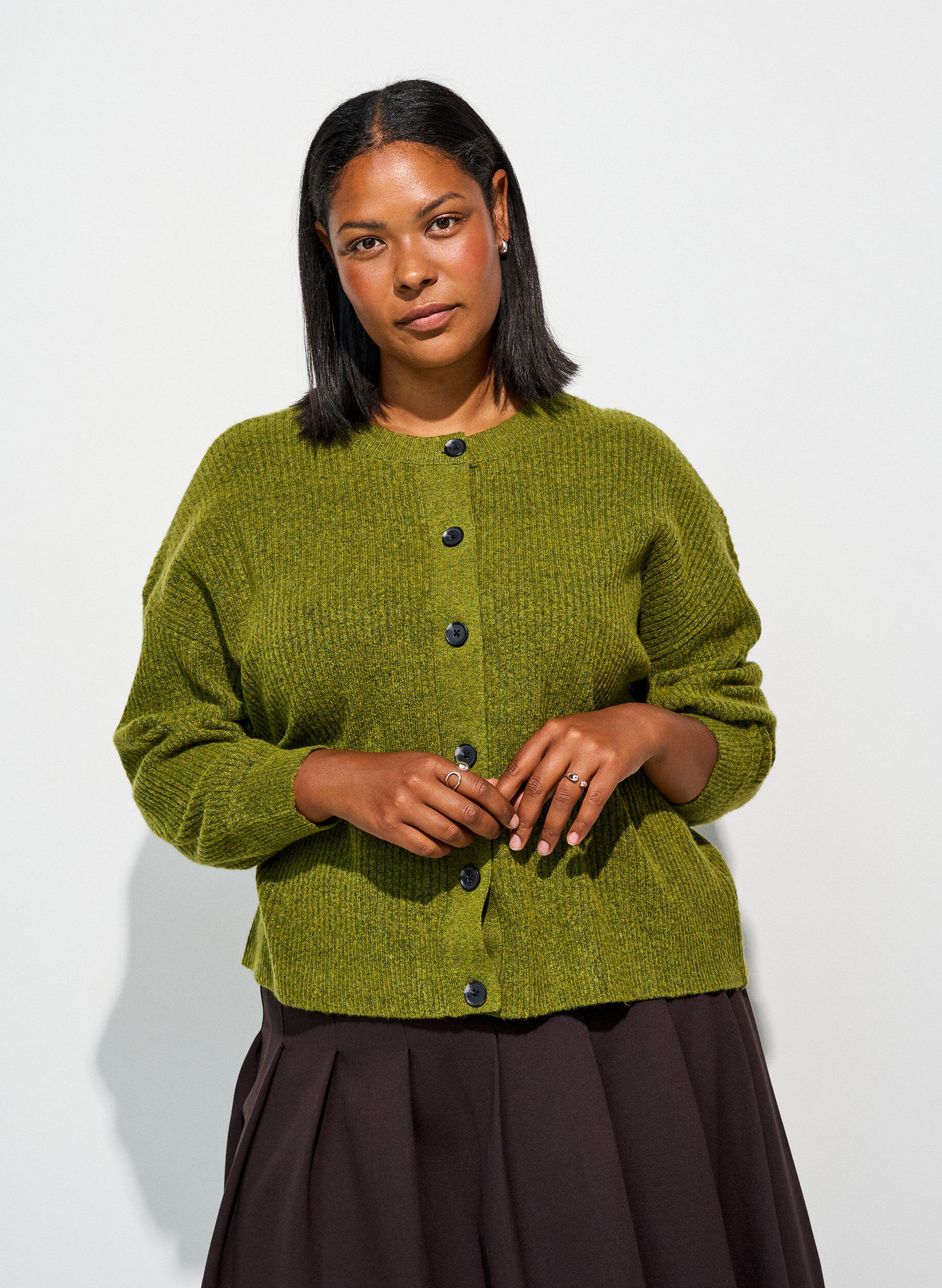 ZizziVest van ribtricot met knopen, Groen, Model image number 0