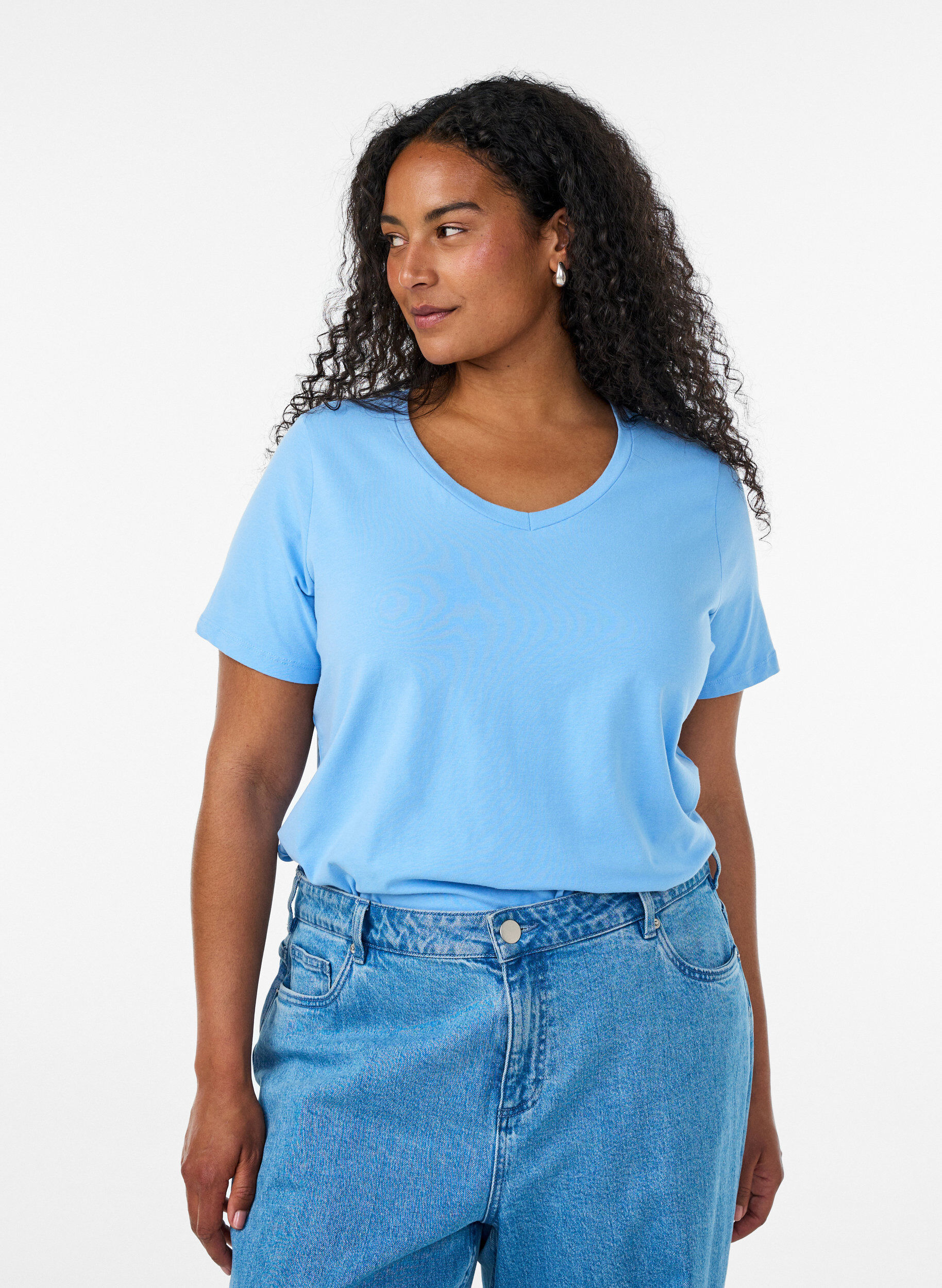 Basic t-shirt in effen kleur met katoen, Blauw, Model