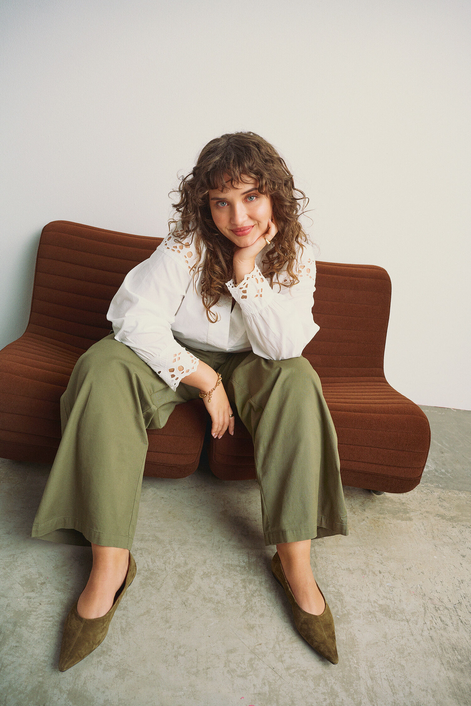 Look met broderie anglaise-details, , Model