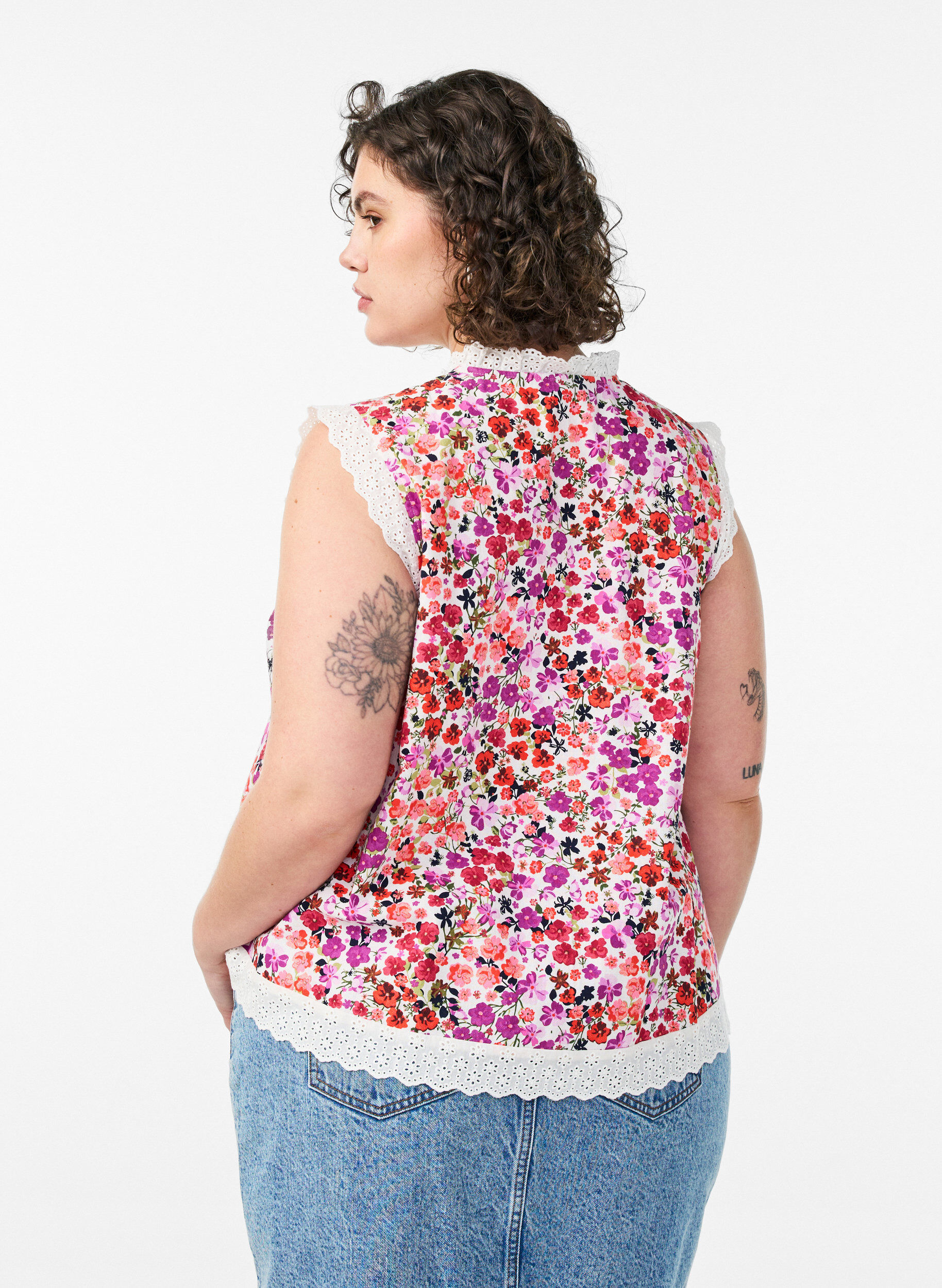 Zizzi Blouse sans manches en coton avec imprim&eacute; floral et broderie anglaise, Rose, Model image number 2