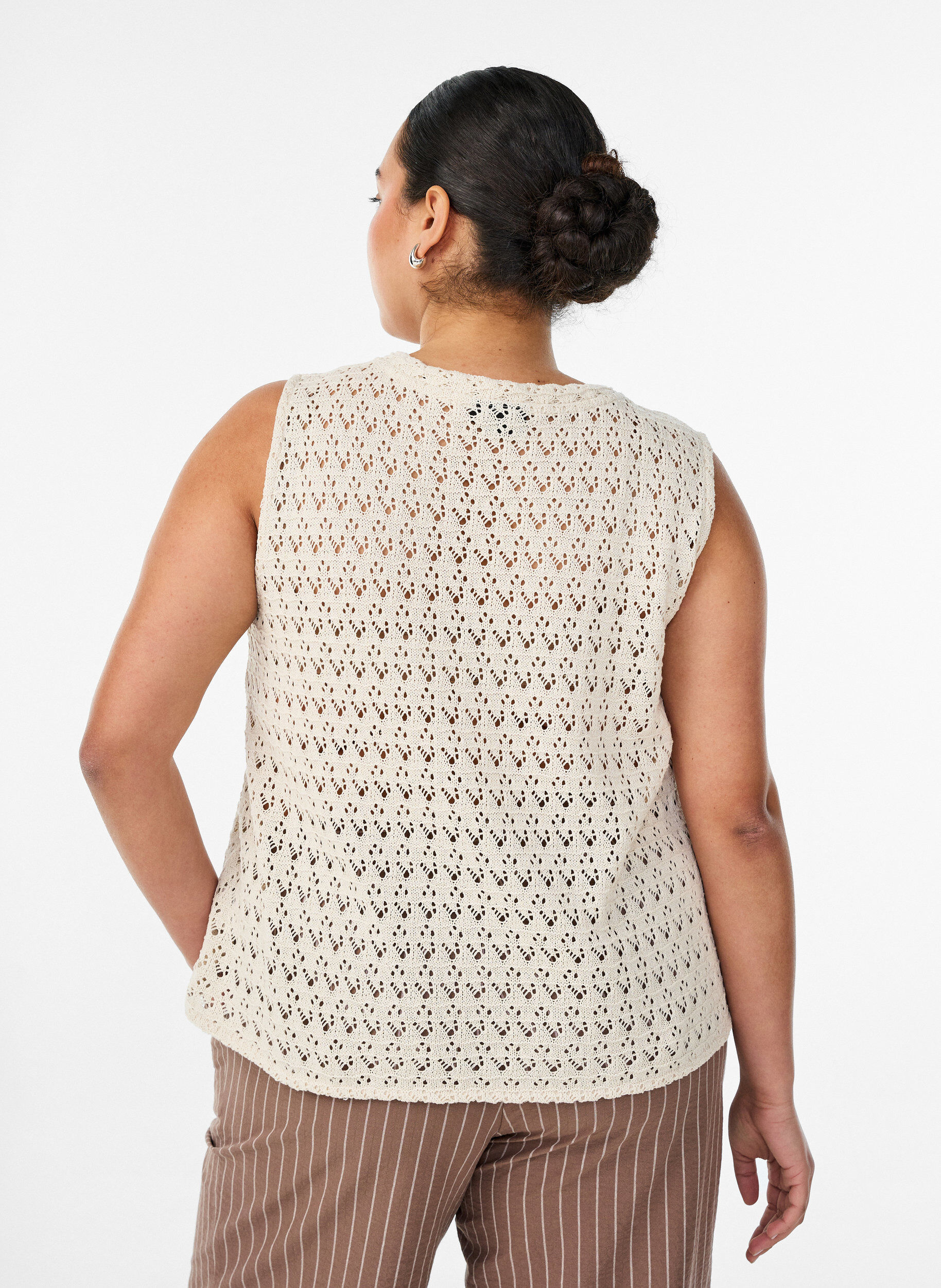 ZizziBlouse sans manches avec broderie ajour&eacute;e et col V, Beige, Model image number 2