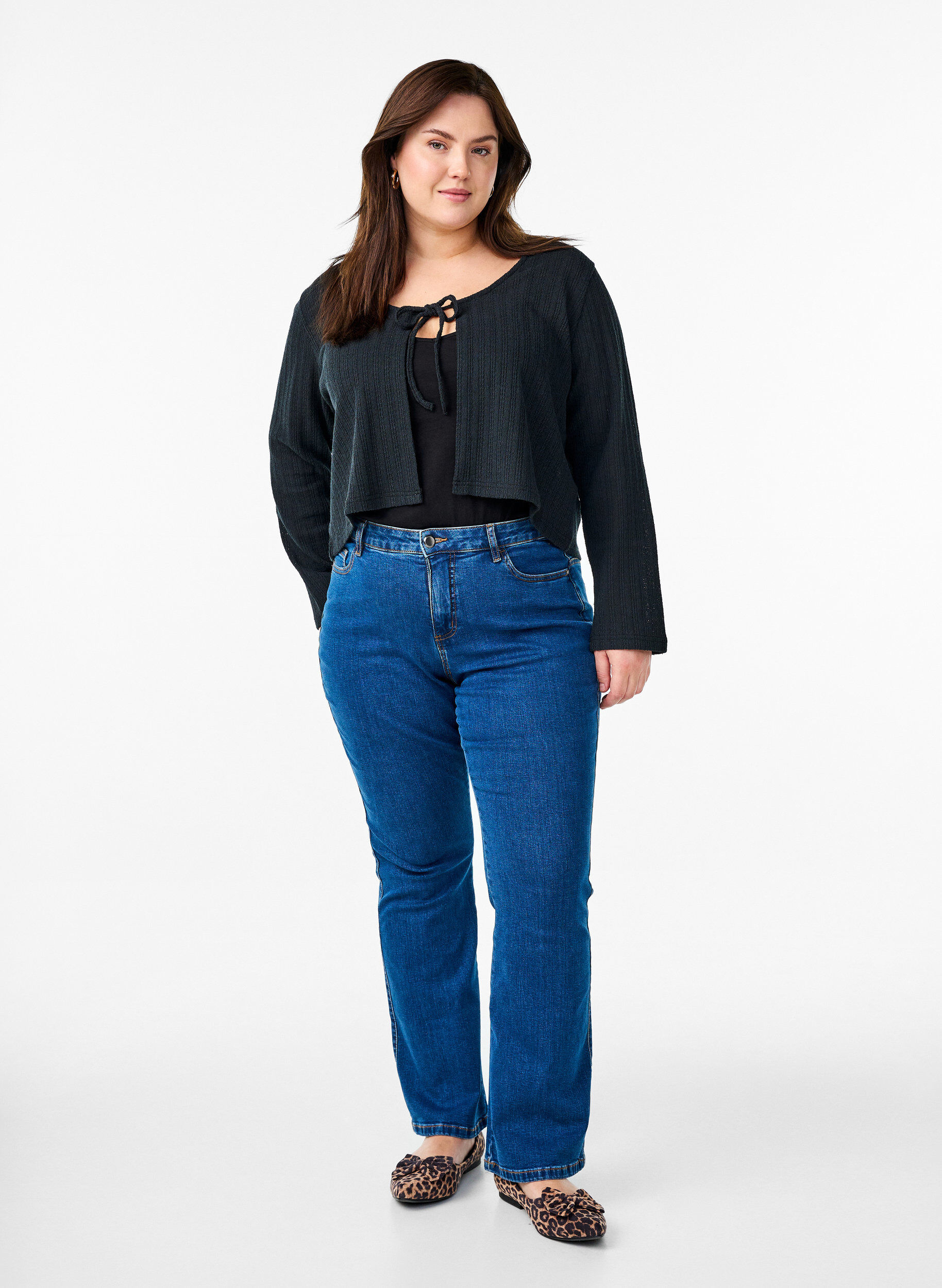 Zizzi Cardigan en jersey textur&eacute; avec lien &agrave; nouer devant, Noir, Model image number 1