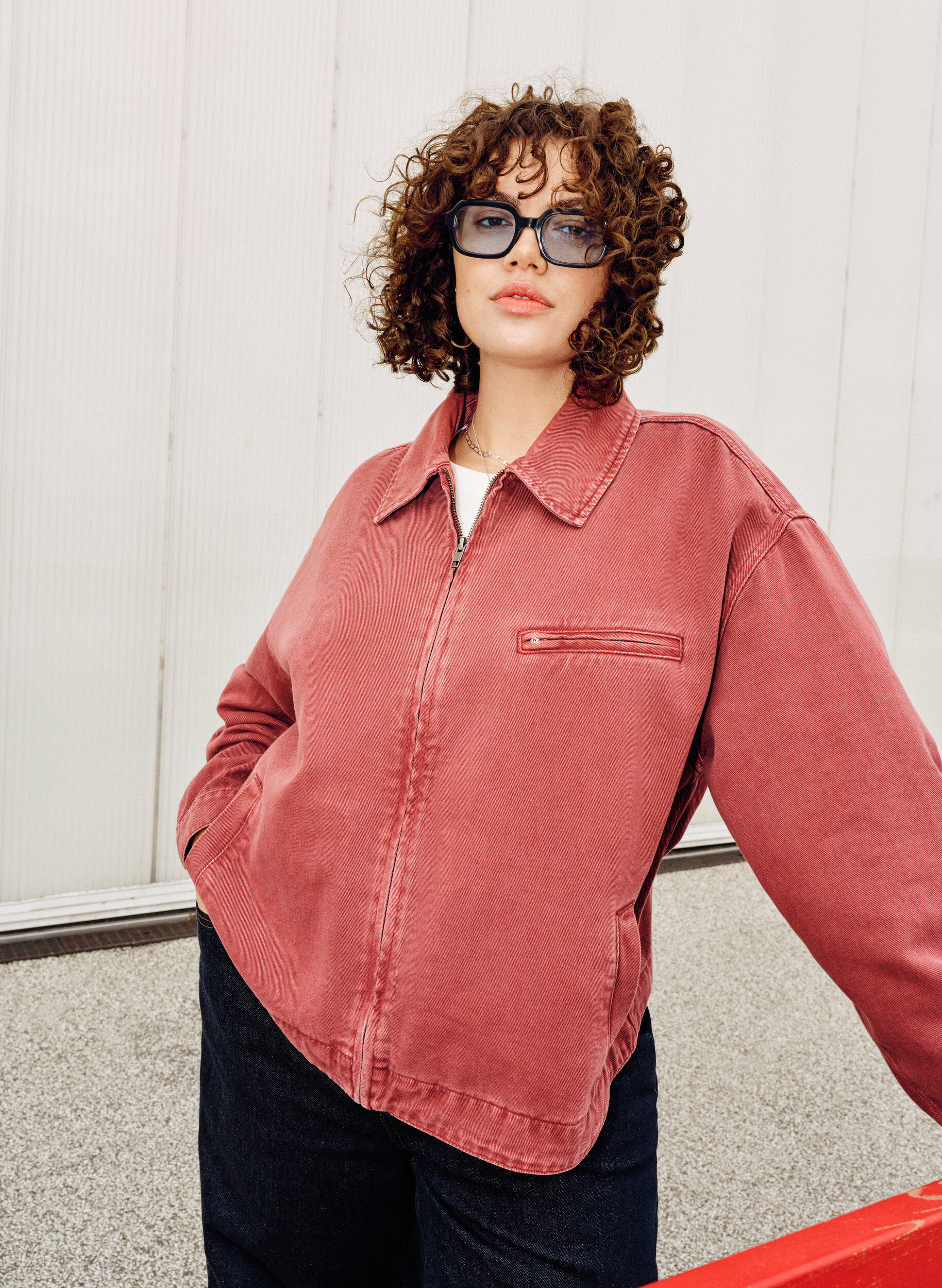 Veste en denim color&eacute; avec fermeture zipp&eacute;e