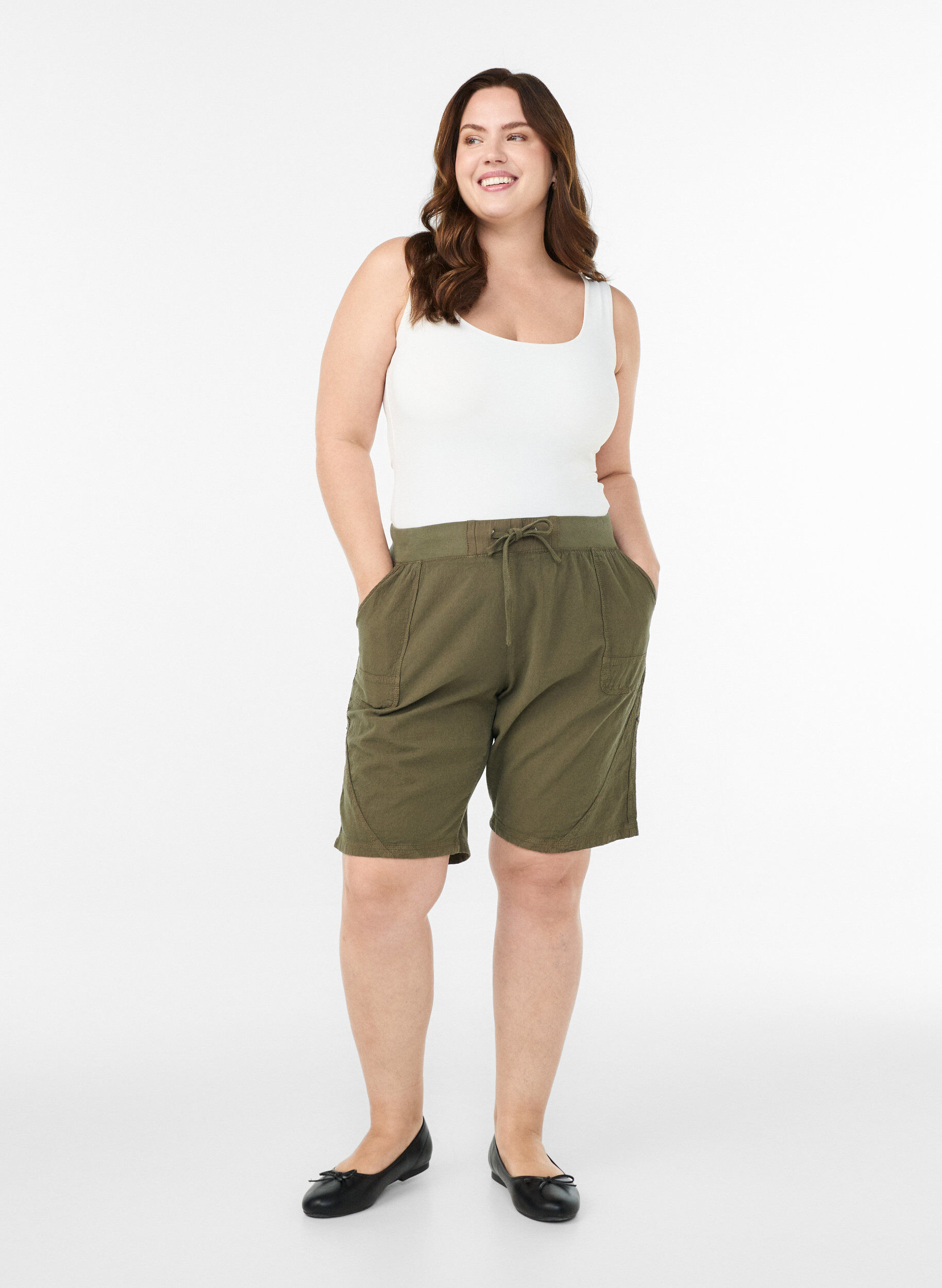 Zizzi Short en coton ample avec poches, Vert, Model image number 1