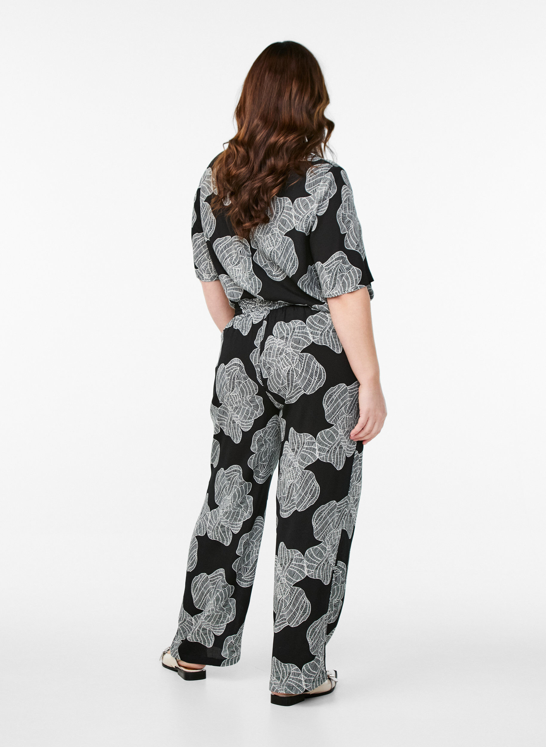 Zizzi Pantalon ample en viscose avec imprim&eacute;, Noir, Model image number 1