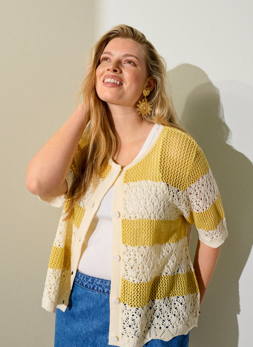 Cardigan en maille avec broderie ajour&eacute;e et rayures, Jaune moutarde, Image