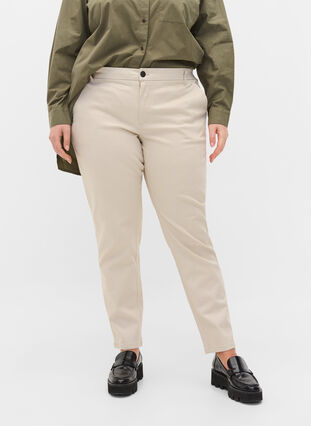 Pantalon chino classique avec poches, Sand, Model image number 2