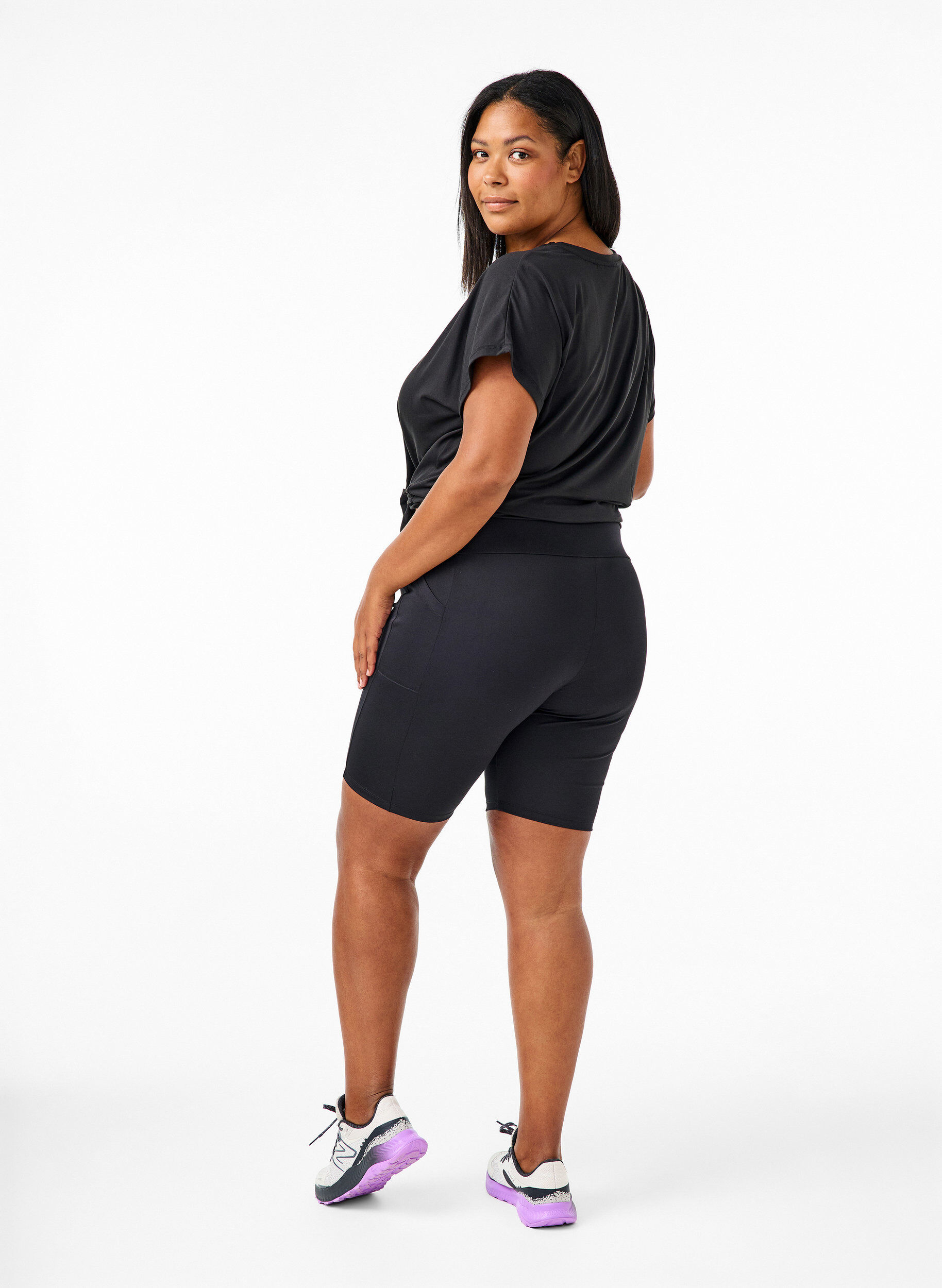 Zizzi Short &agrave; taille haute, ajust&eacute; avec poches, Black, Model image number 1