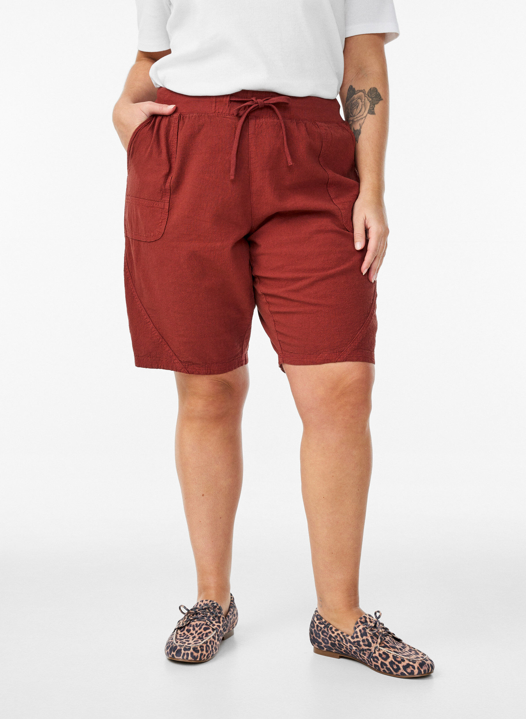 Zizzi Short en coton ample avec poches, Bordeaux, Model image number 3