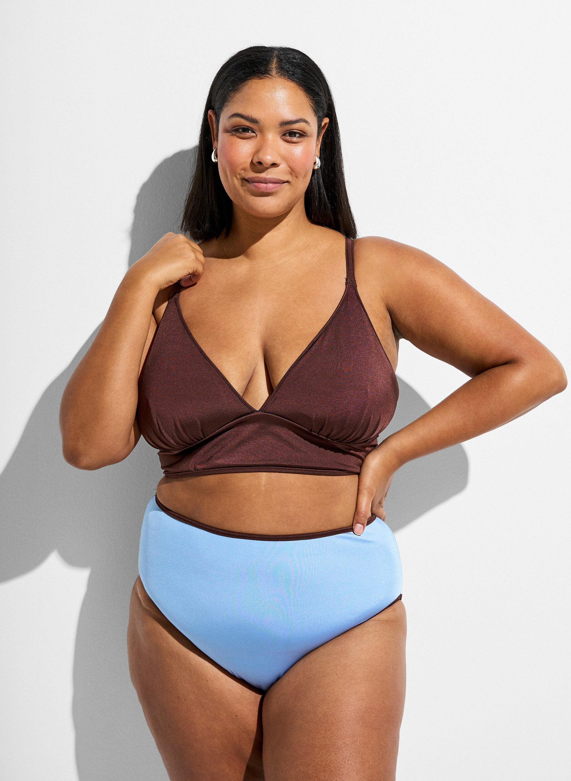 ZizziOmkeerbare bikinitop met V-hals en gekruiste bandjes op de rug, Bruin, Model image number 1