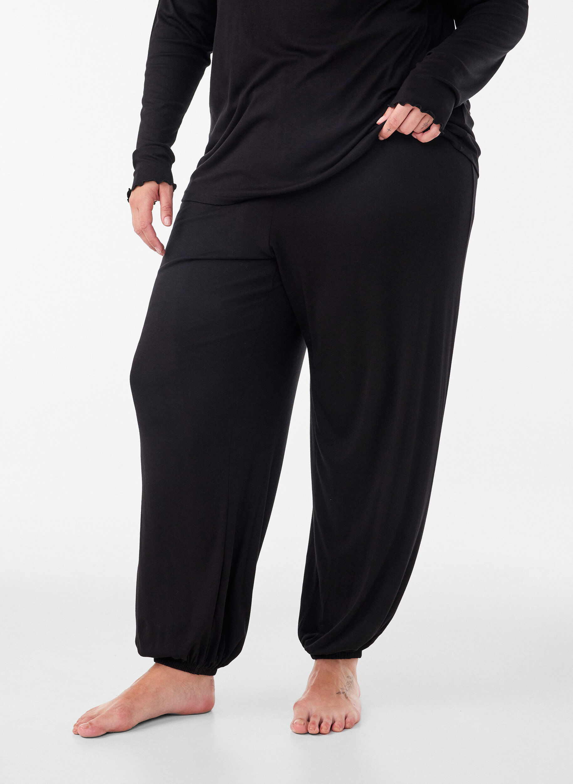 ZizziPantalon de pyjama ample en viscose avec une taille &eacute;lastique, Noir, Model image number 2