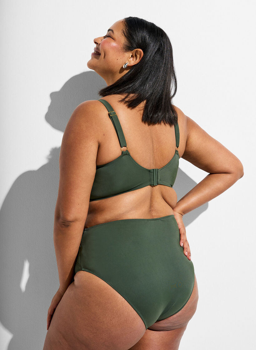 High-waisted Tai bikinislip met gouden detail, Groen, Model