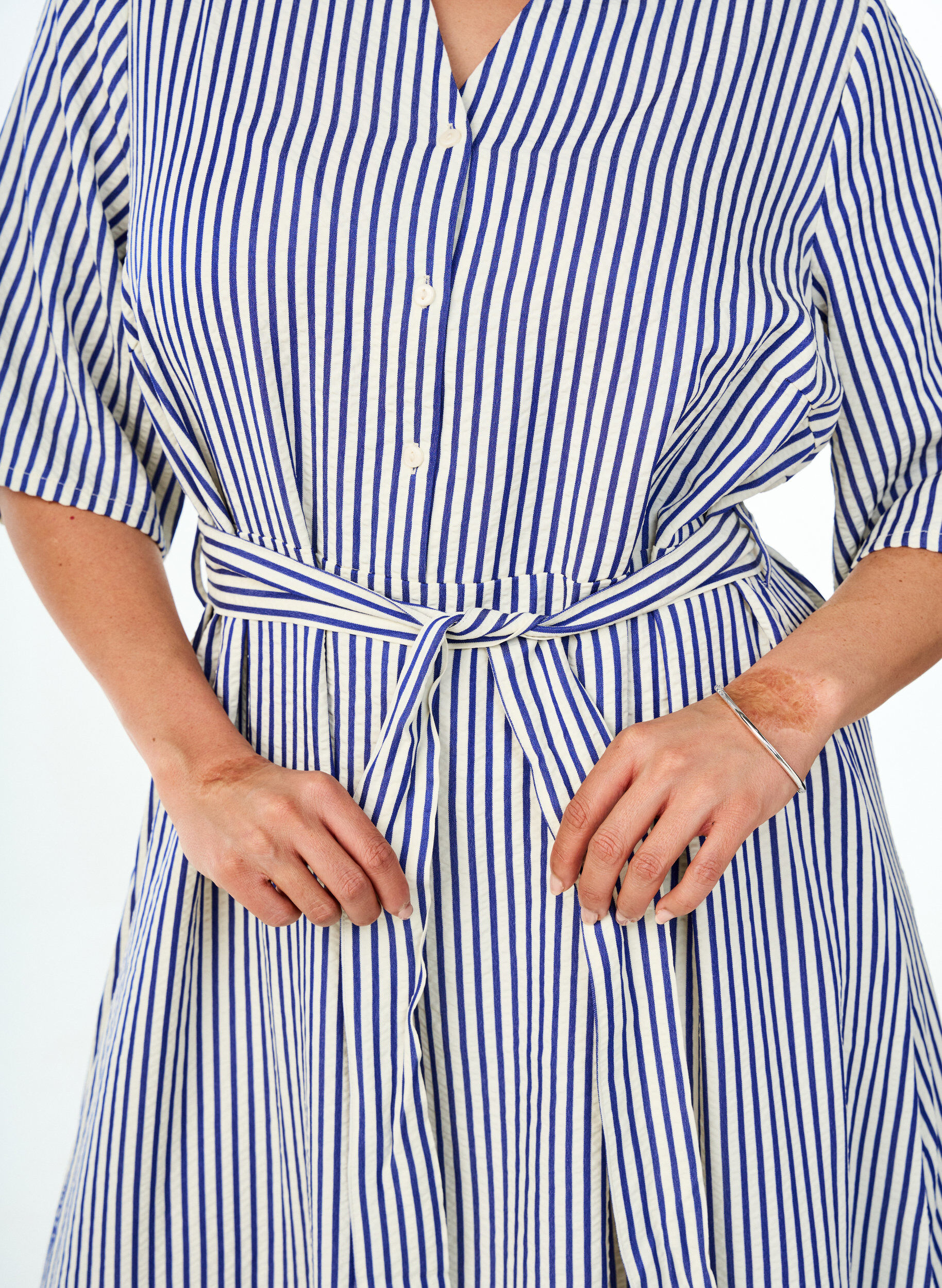 ZizziRobe-chemise longue jusqu&rsquo;aux chevilles avec ceinture &agrave; nouer et rayures, Bleu, Model image number 3