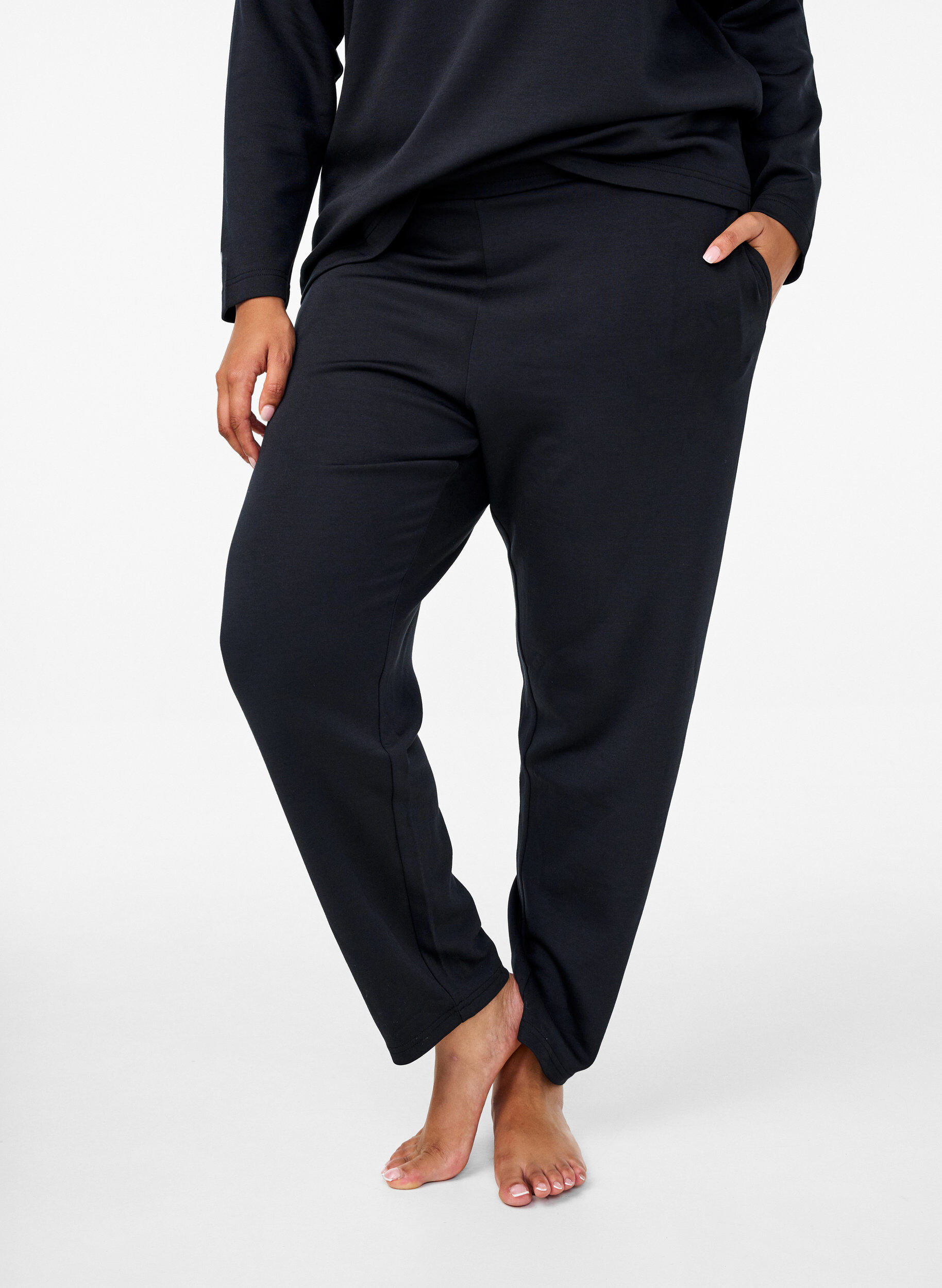 Zizzi Pantalon comprenant du modal avec ceinture &eacute;lastiqu&eacute;e, Noir, Model image number 2