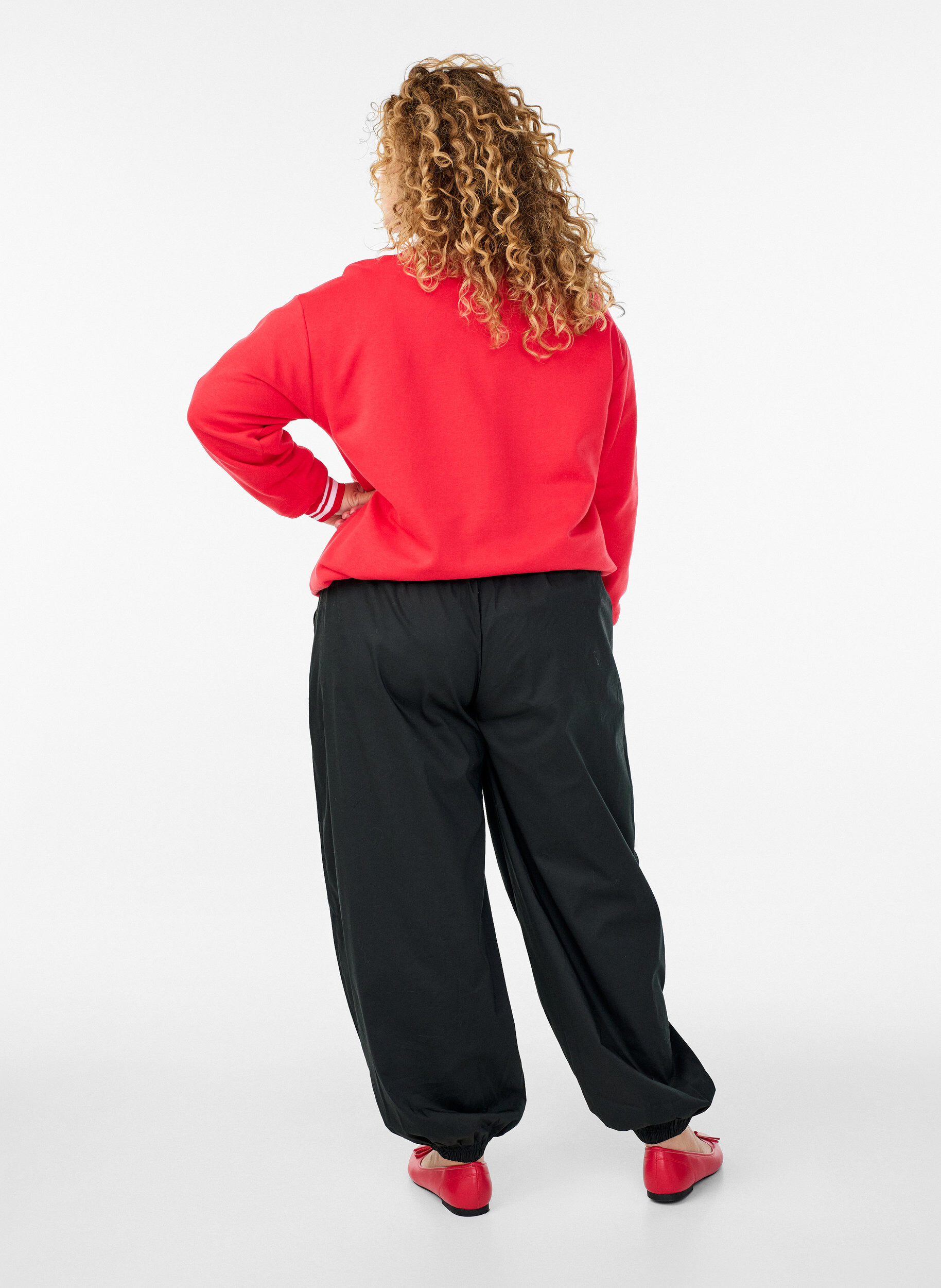 ZizziBallonbroek met zakken en een elastische tailleband, Zwart, Model image number 2