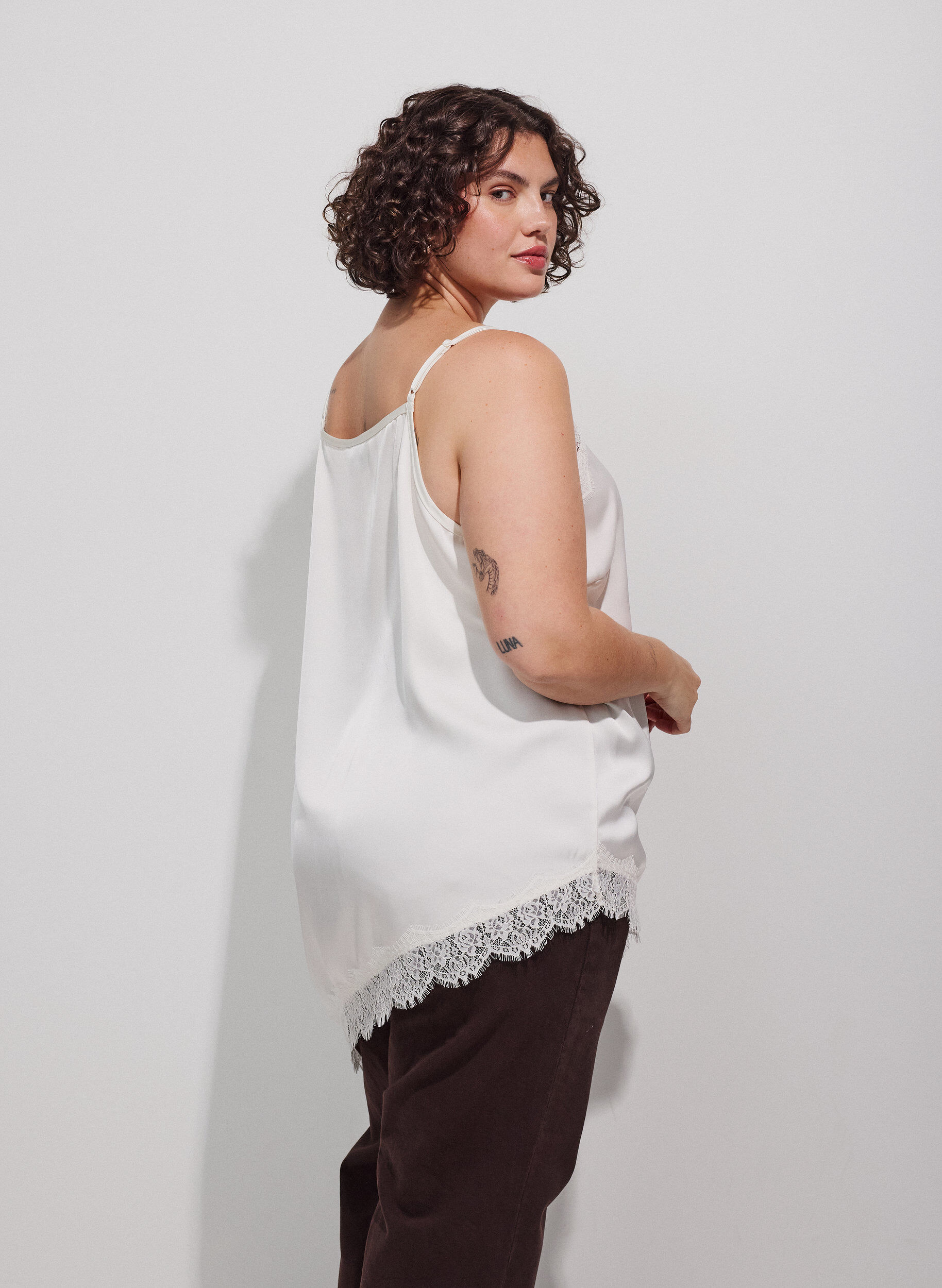 ZizziTop met bandjes en een kanten asymmetrische zoom, Vanille, Model image number 2